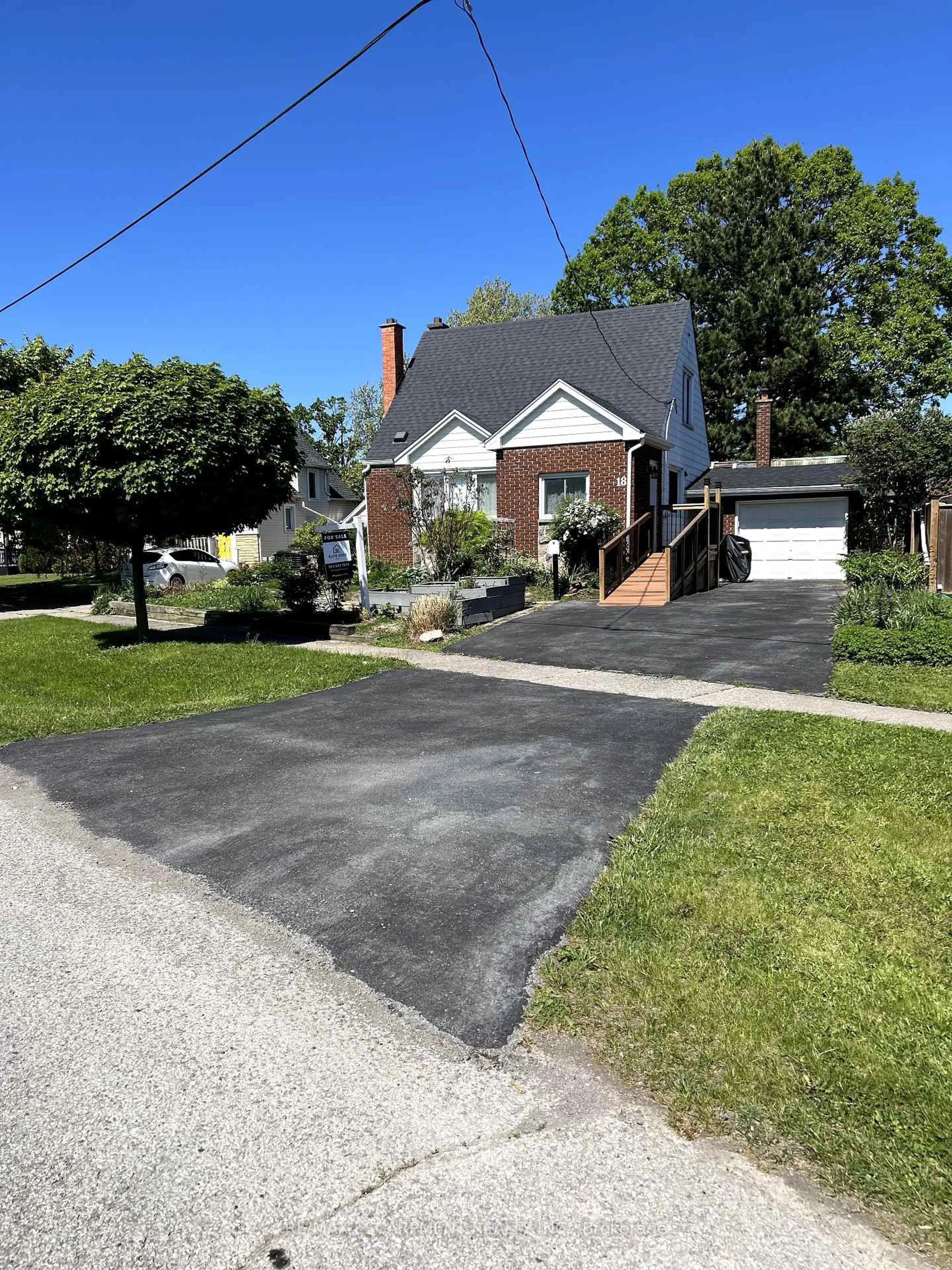 A pic from outside/outdoor area/front of a property/back of a property/a pic from drone, street for 18 Flanders Ave, St. Catharines Ontario L2M 5X3
