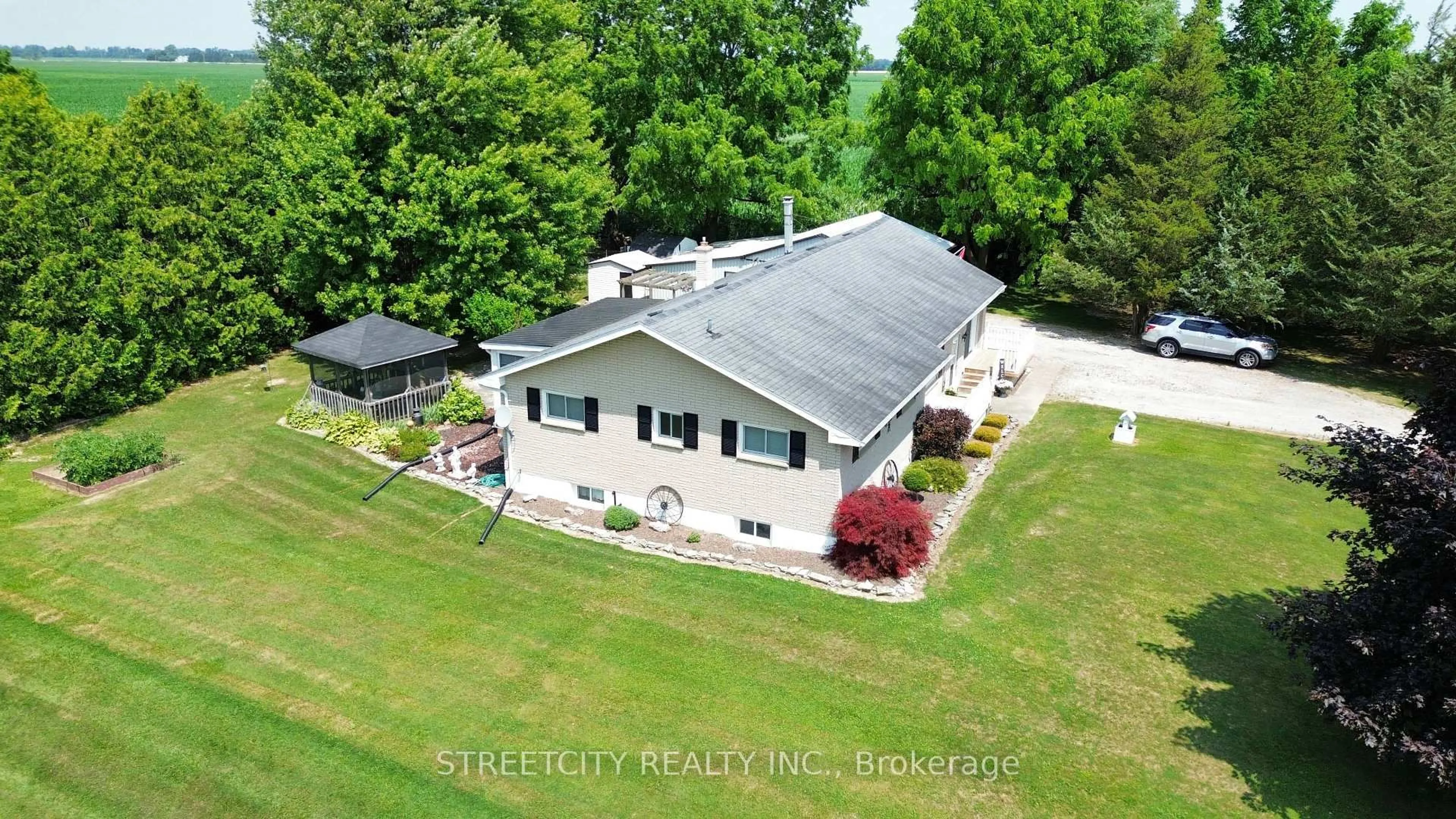 A pic from outside/outdoor area/front of a property/back of a property/a pic from drone, building for 29422 Dawn Valley Rd, Chatham-Kent Ontario N0P 2M0