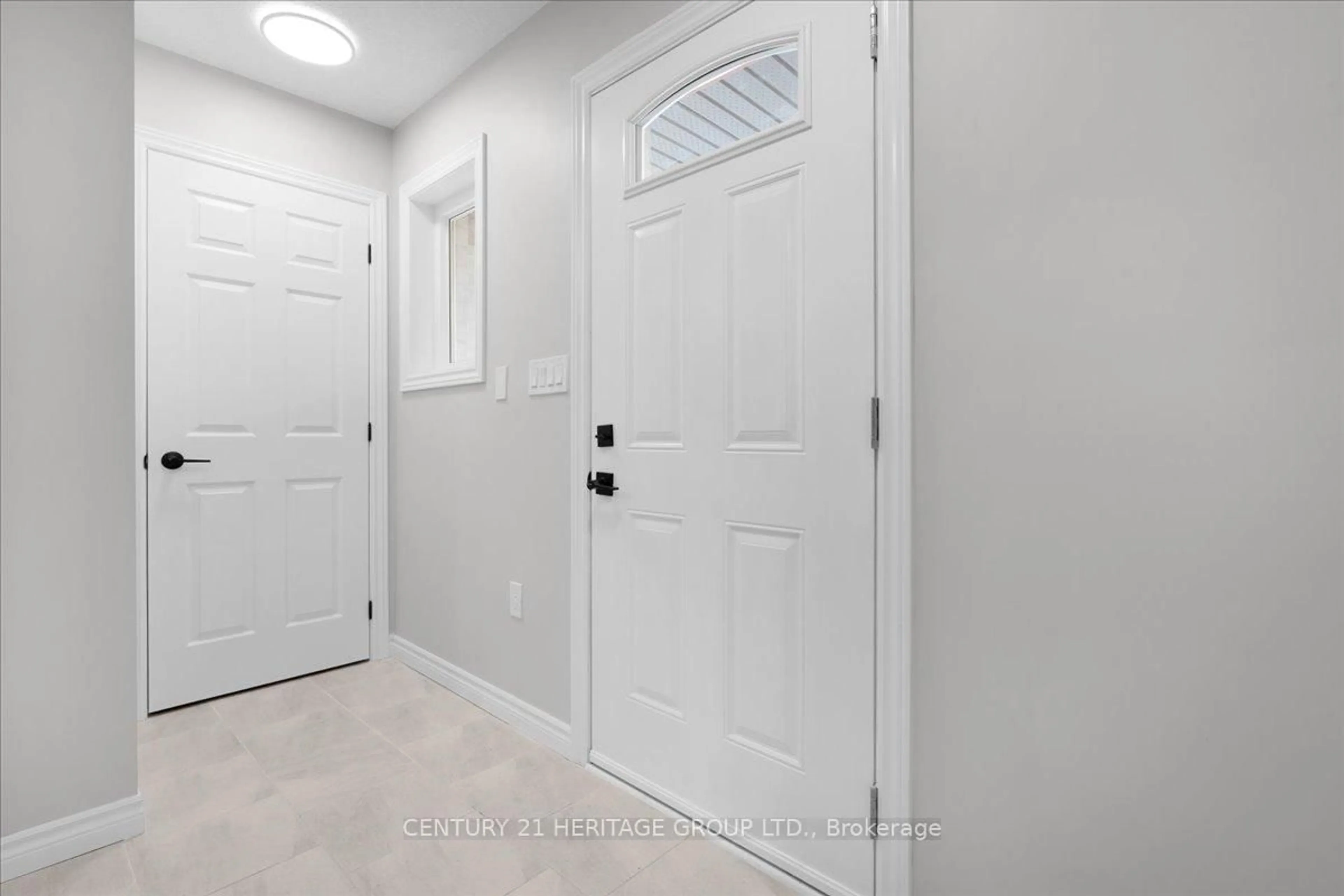 Indoor entryway for 5 Vera St, Haldimand Ontario N0A 1J0