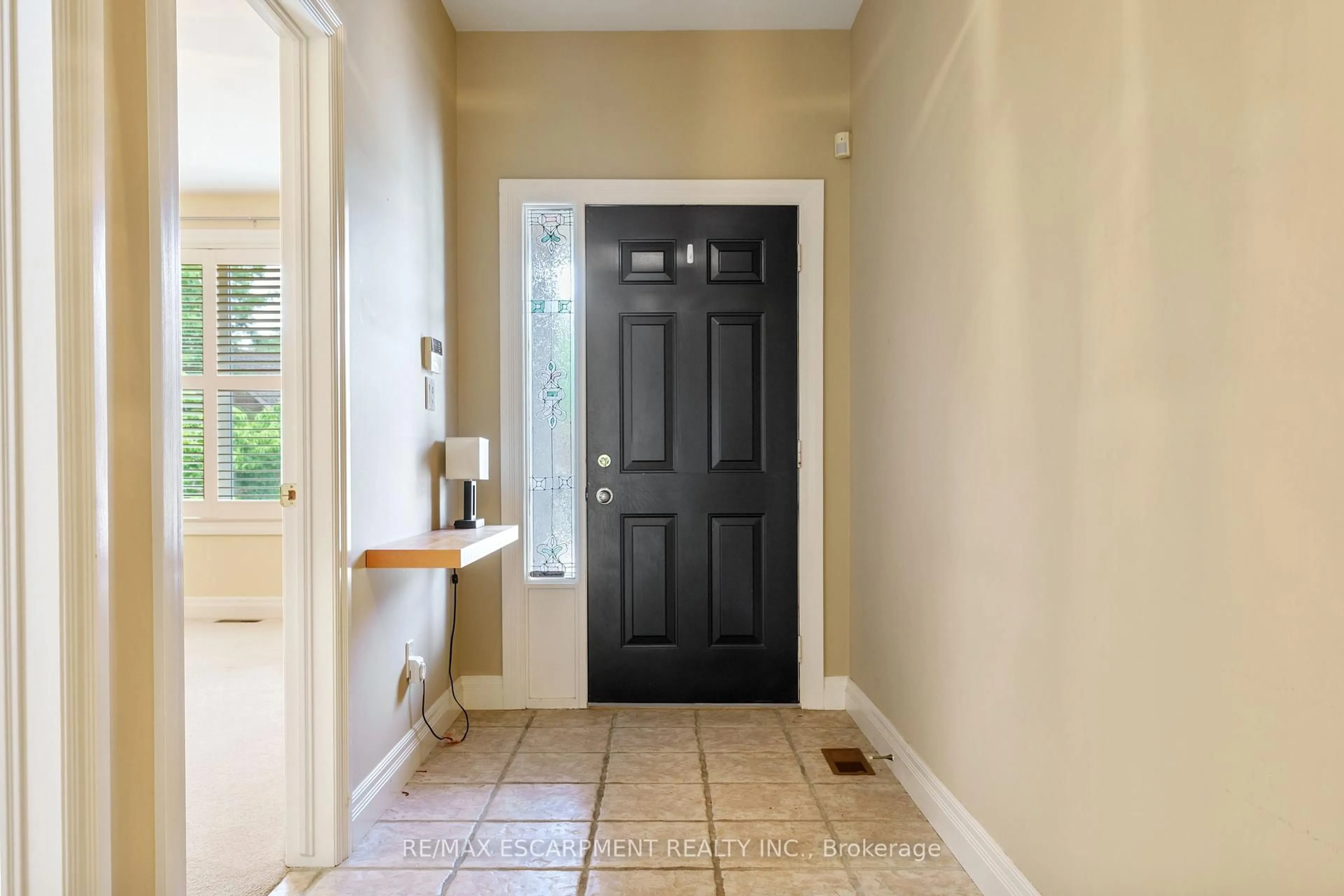 Indoor entryway for 6 Gillespie Cres, Hamilton Ontario L9H 7N1