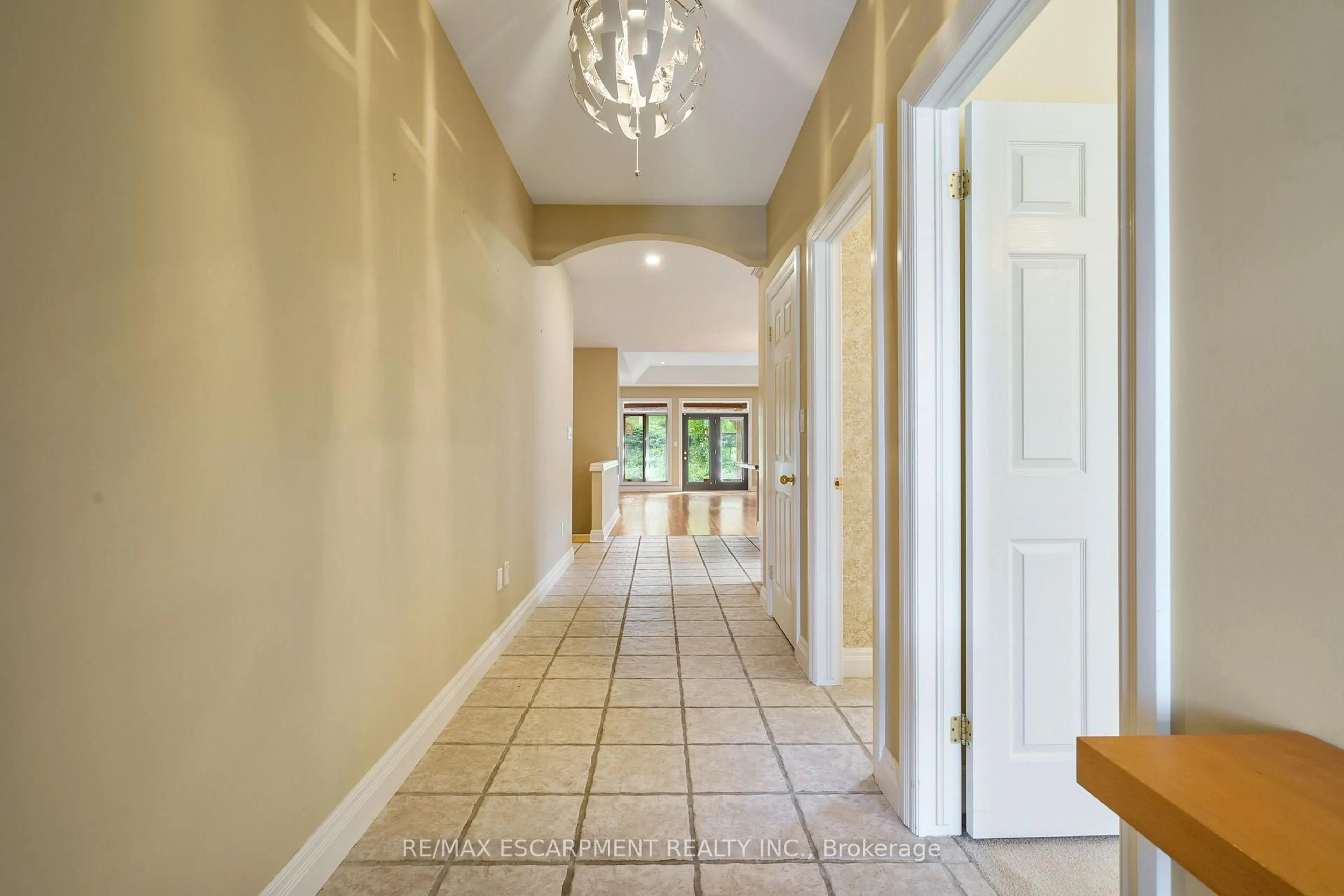 Indoor foyer for 6 Gillespie Cres, Hamilton Ontario L9H 7N1