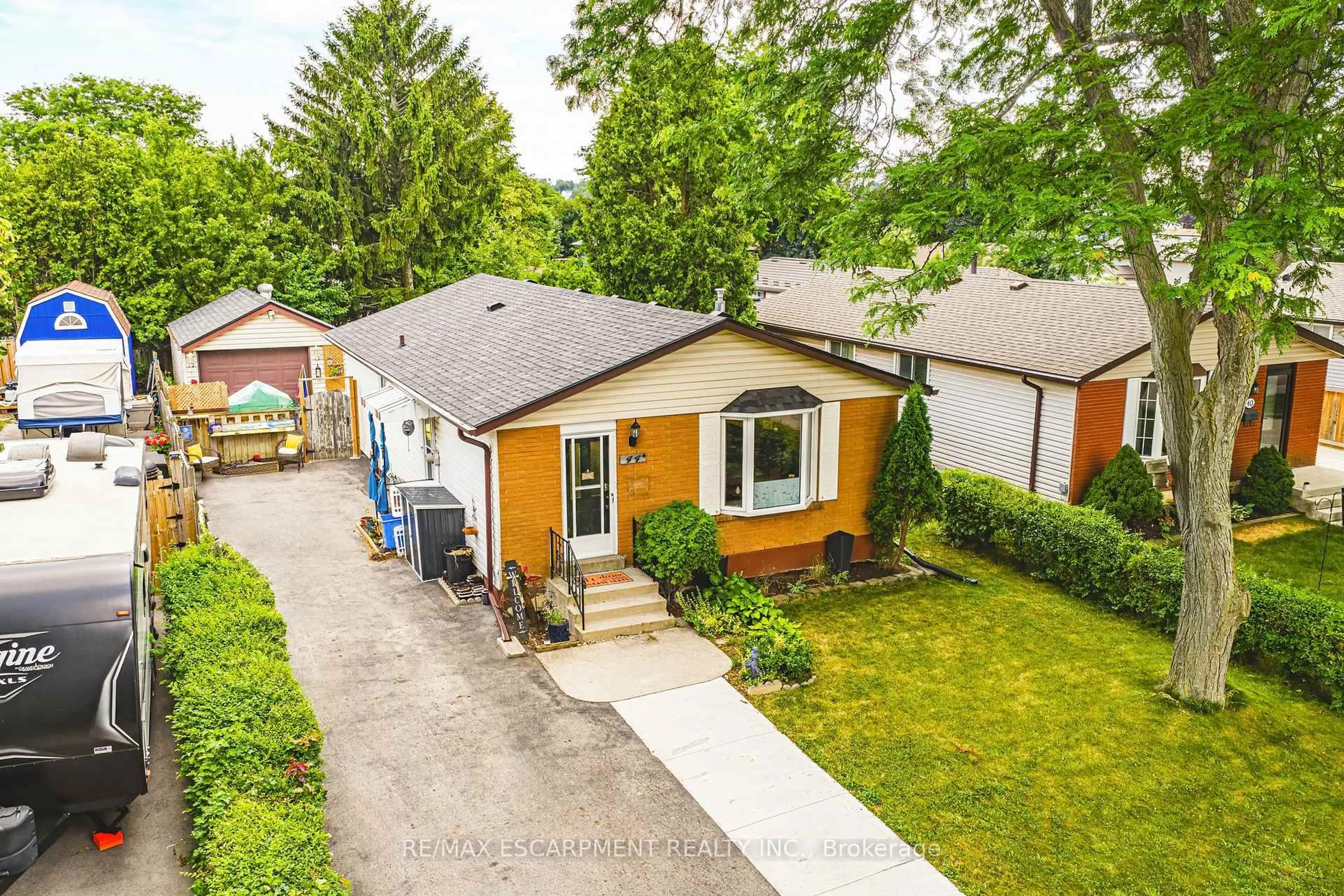 A pic from outside/outdoor area/front of a property/back of a property/a pic from drone, street for 44 Billington Cres, Hamilton Ontario L8T 4R1
