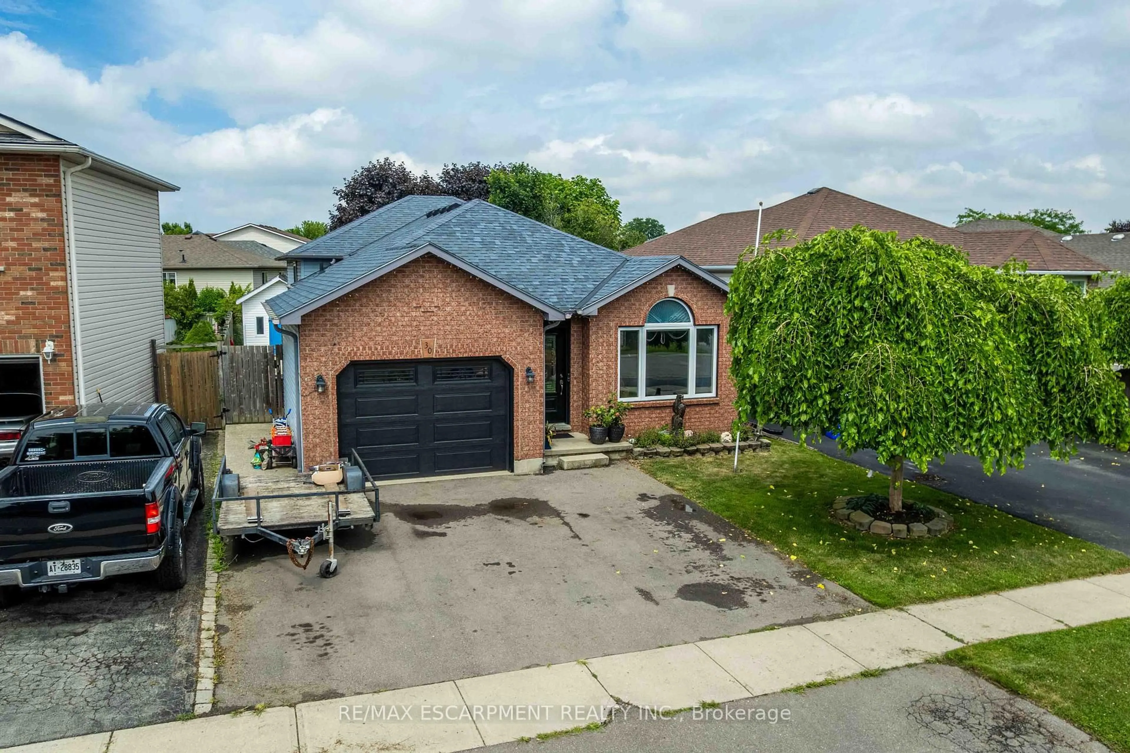A pic from outside/outdoor area/front of a property/back of a property/a pic from drone, street for 30 GLENGARY Cres, Haldimand Ontario N3W 2L7
