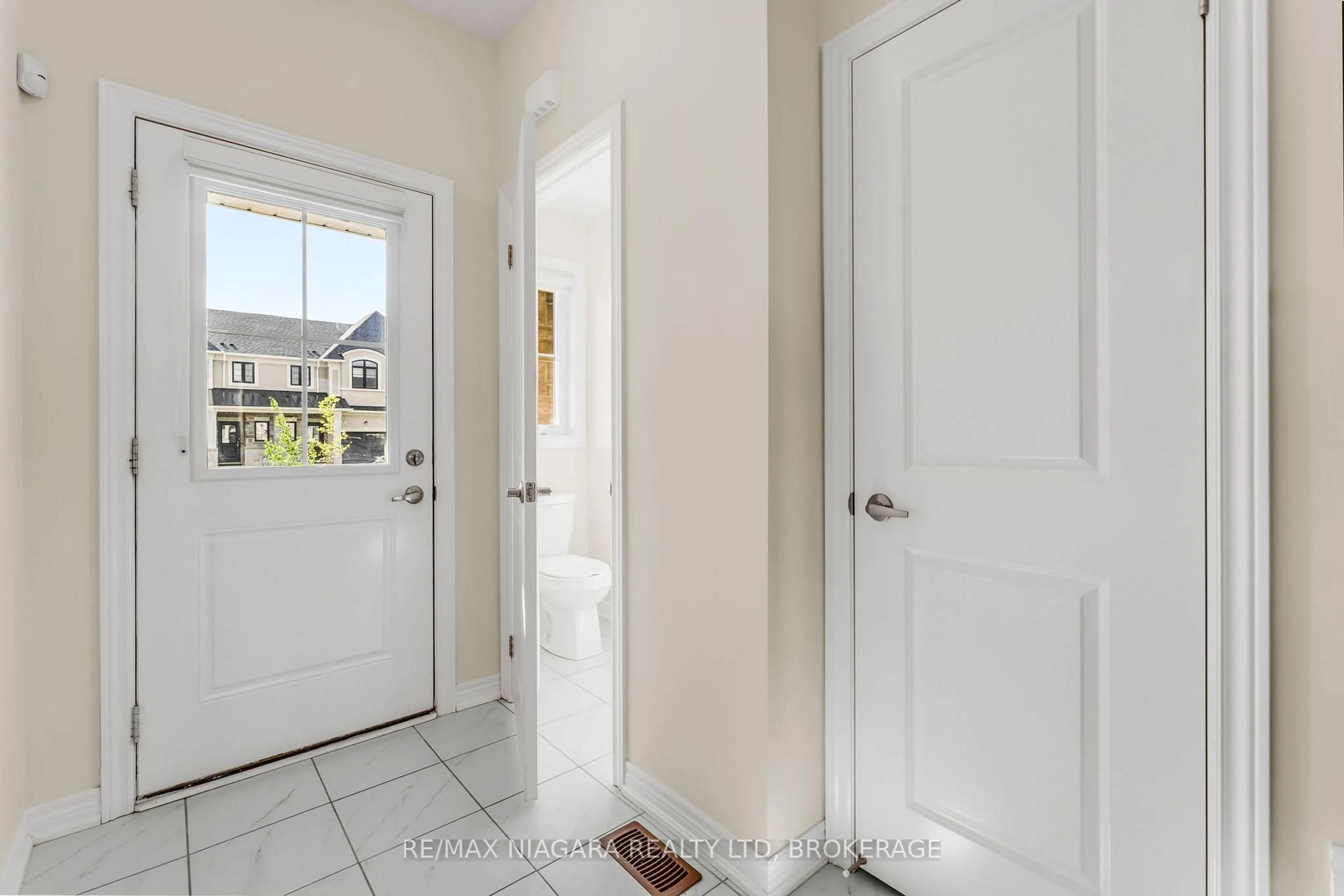 Indoor entryway for 6 Mia Dr, Hamilton Ontario L9B 2X7