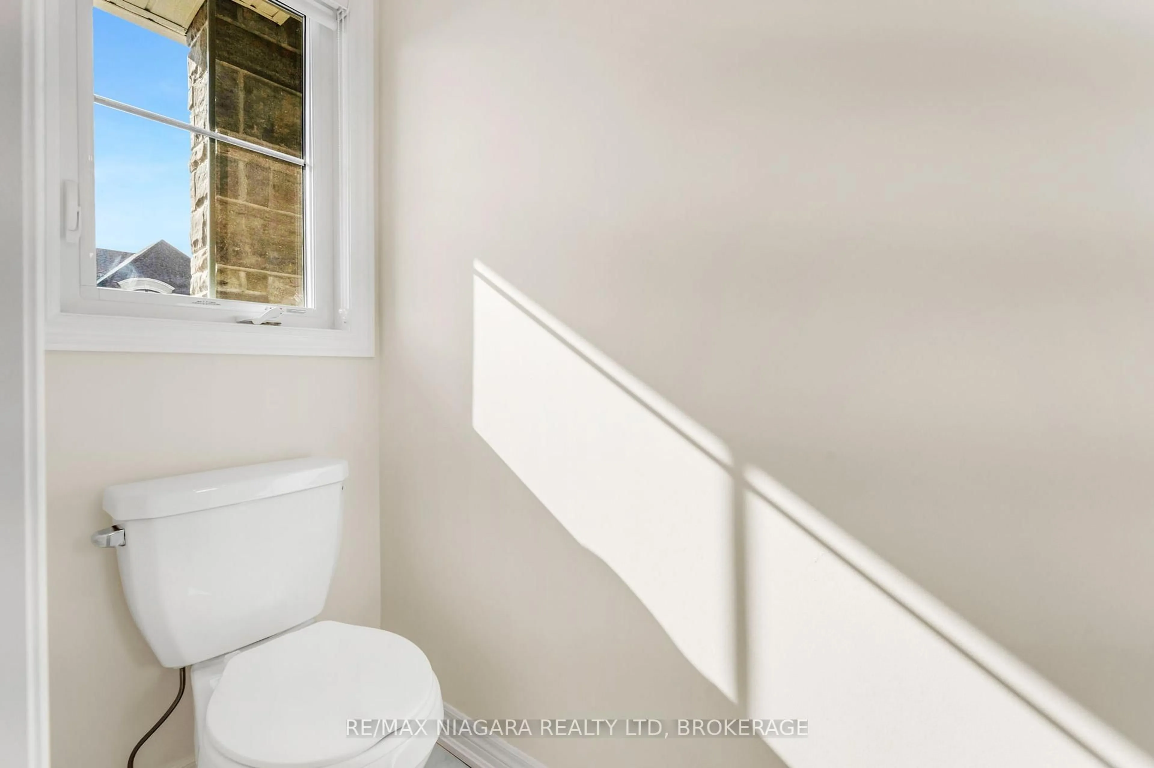 Standard bathroom, unknown for 6 Mia Dr, Hamilton Ontario L9B 2X7
