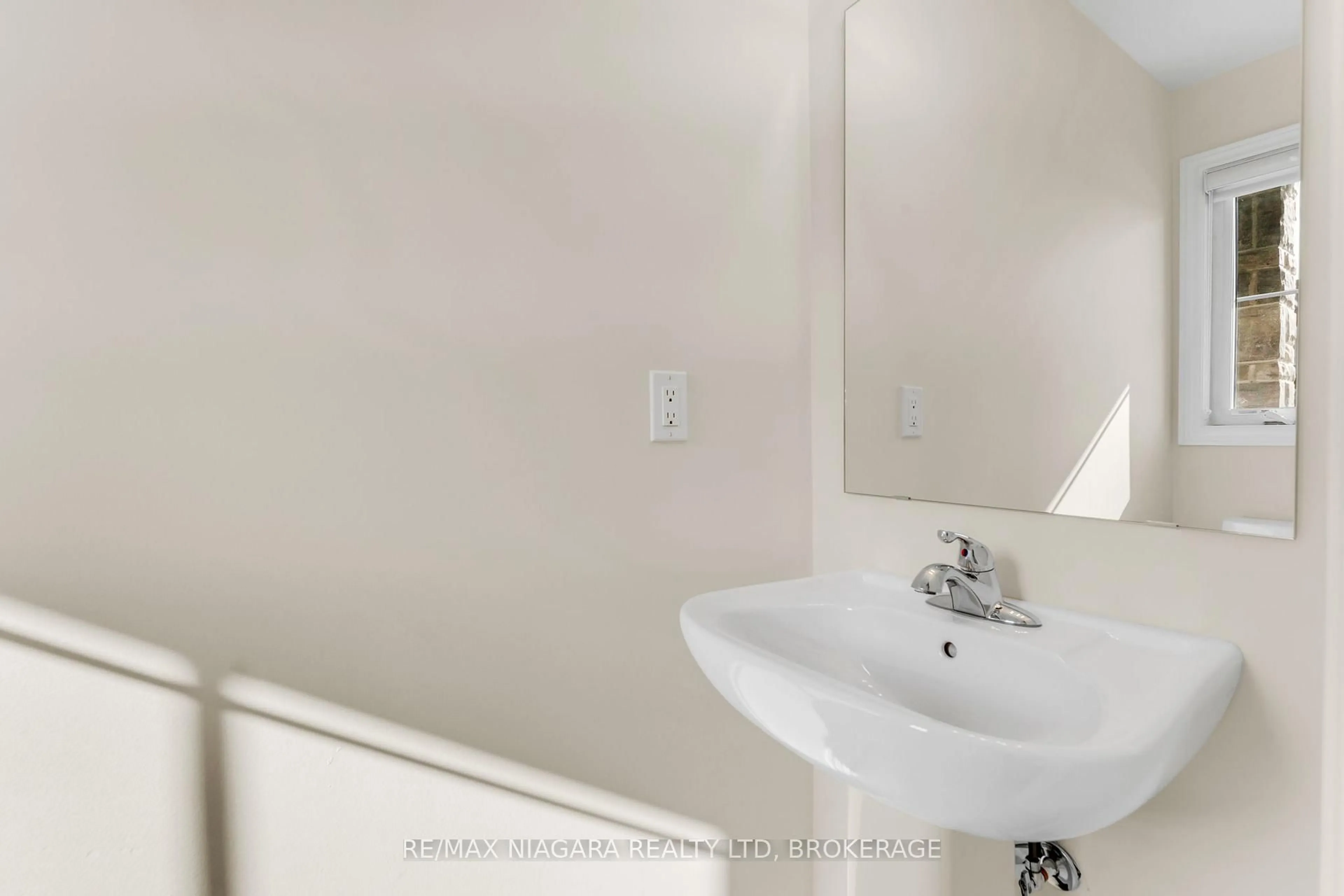 A pic of a room for 6 Mia Dr, Hamilton Ontario L9B 2X7