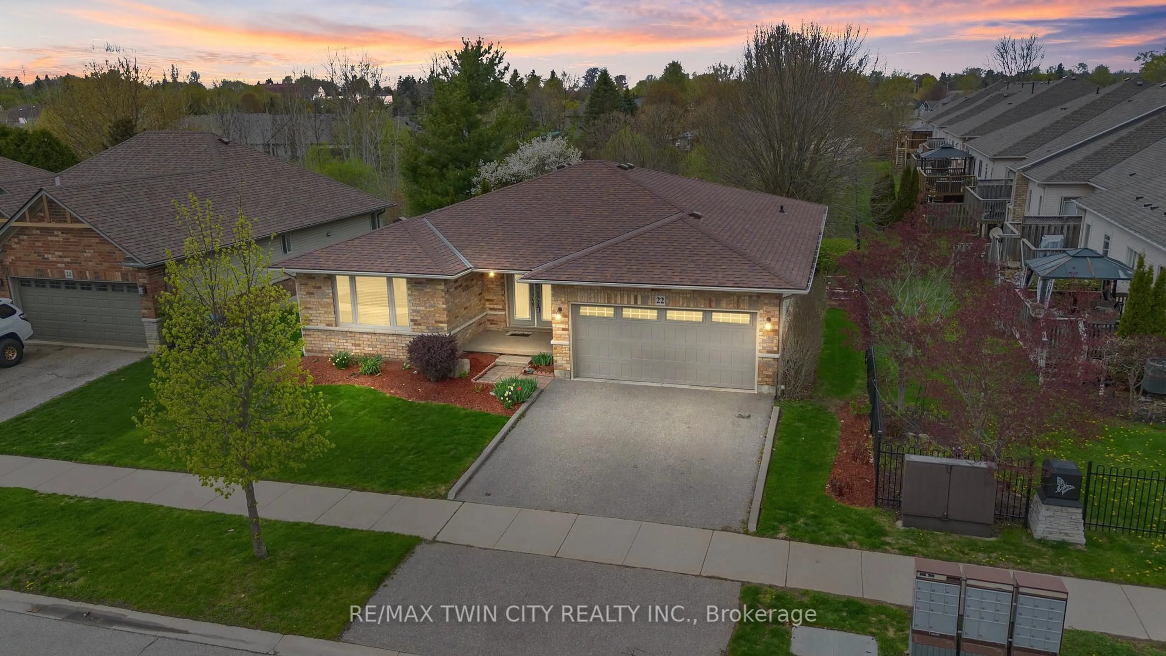 A pic from outside/outdoor area/front of a property/back of a property/a pic from drone, street for 22 Cobblestone Dr, Brant Ontario N3L 4G1