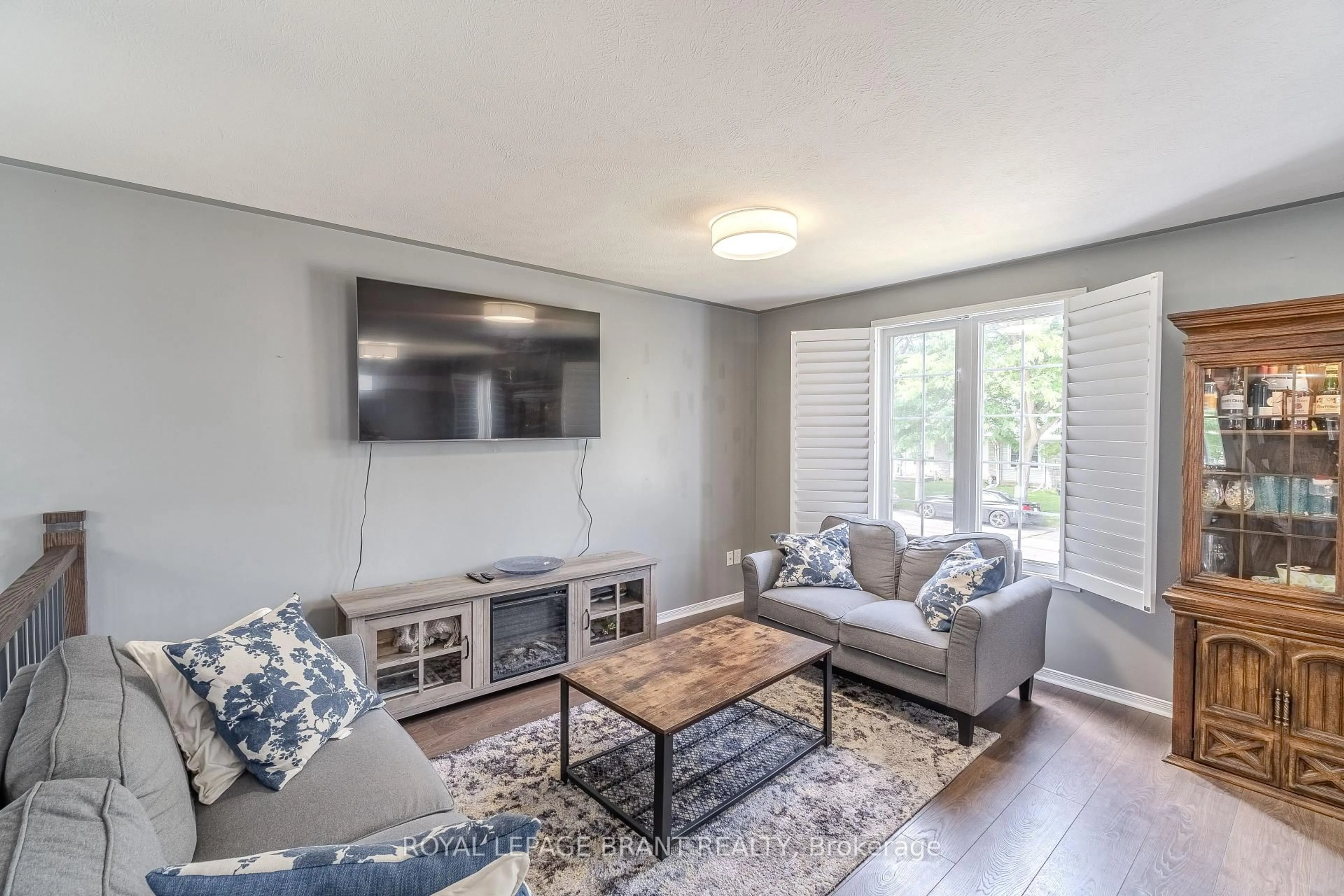 Living room with furniture, unknown for 31 Sulky Rd, Brantford Ontario N3P 1K1