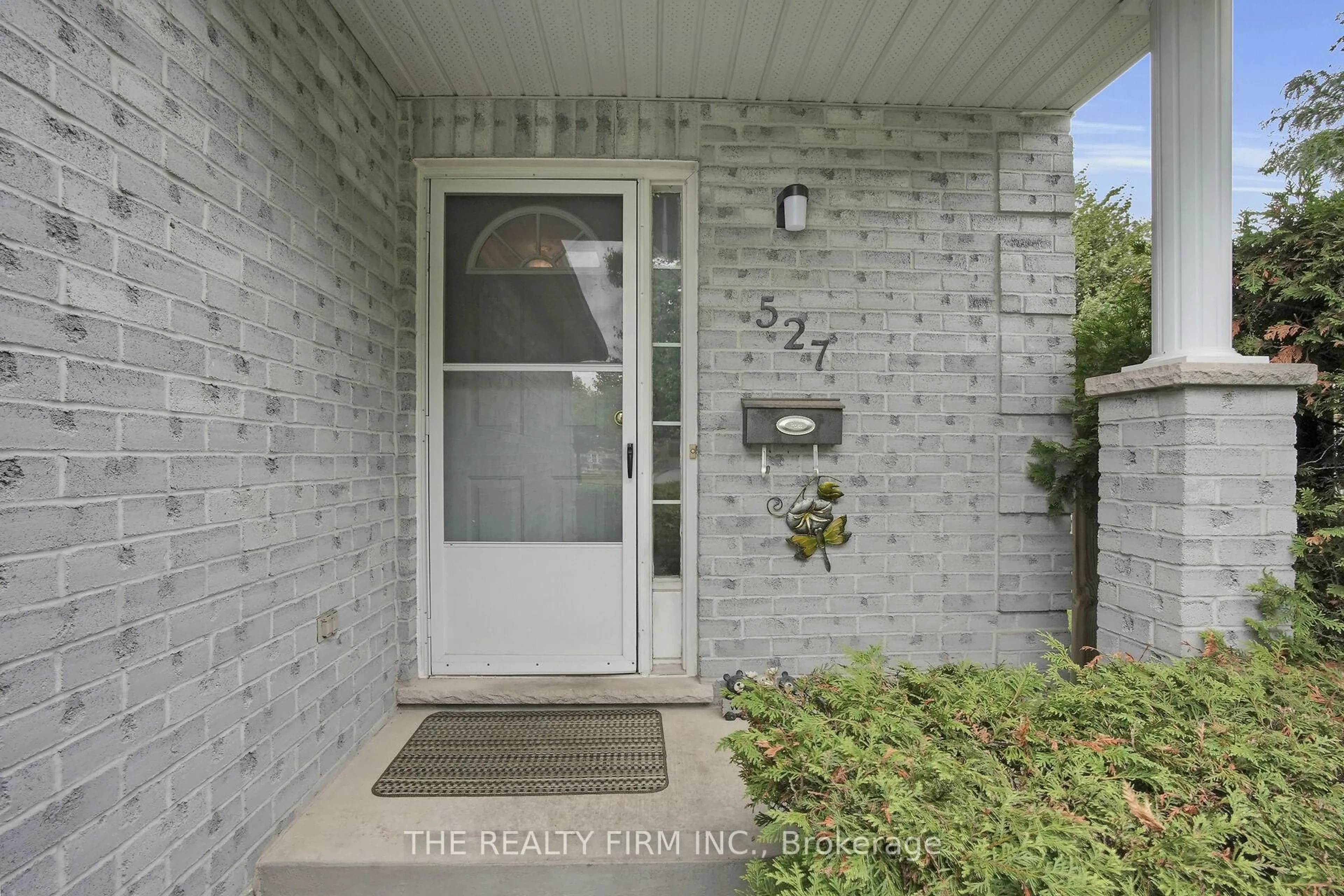 Indoor entryway for 527 Talltree Cres, London East Ontario N5V 5E5