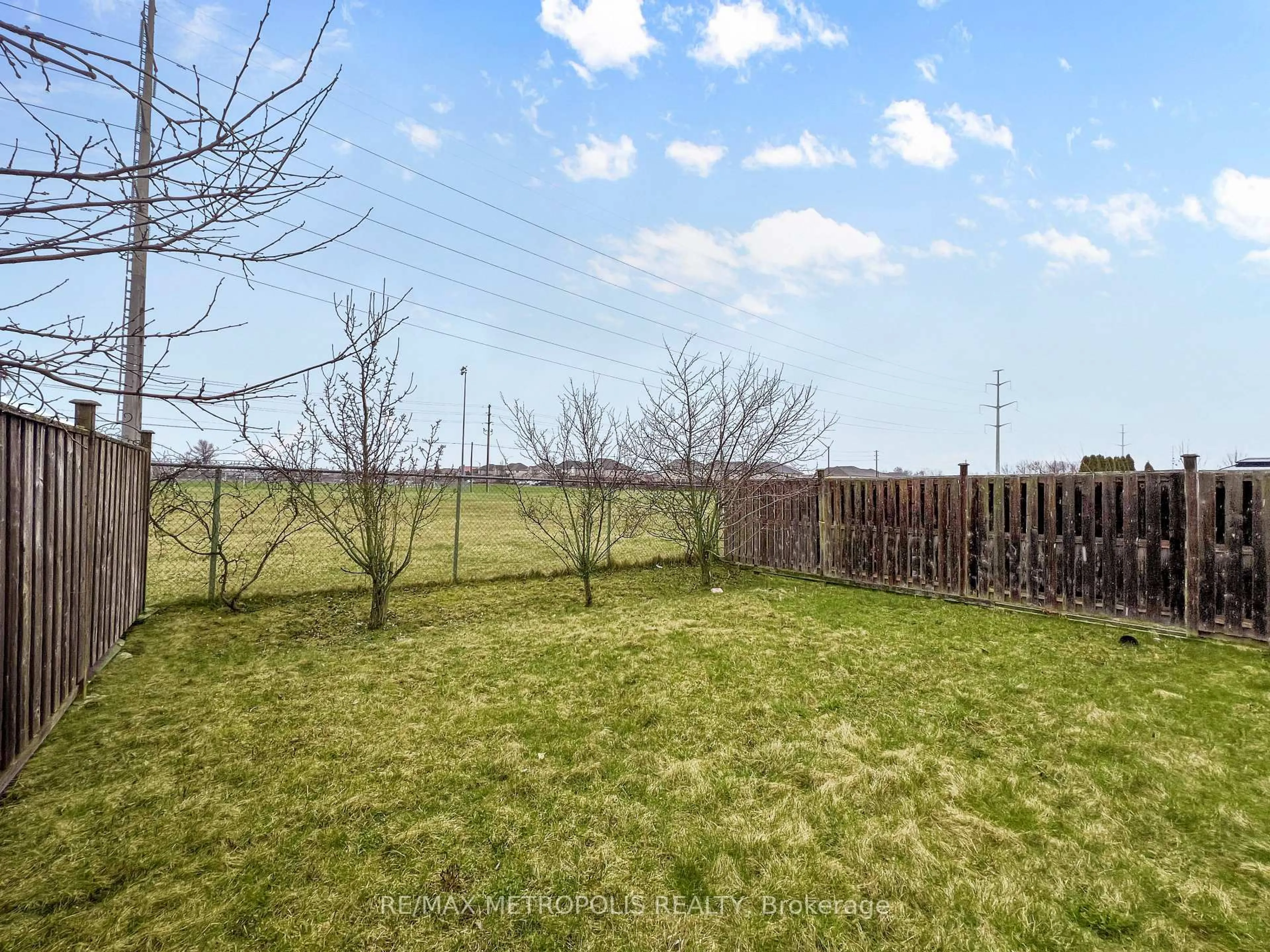 A pic from outside/outdoor area/front of a property/back of a property/a pic from drone, forest/trees view for 8596 Milomir St, Niagara Falls Ontario L2H 0B7