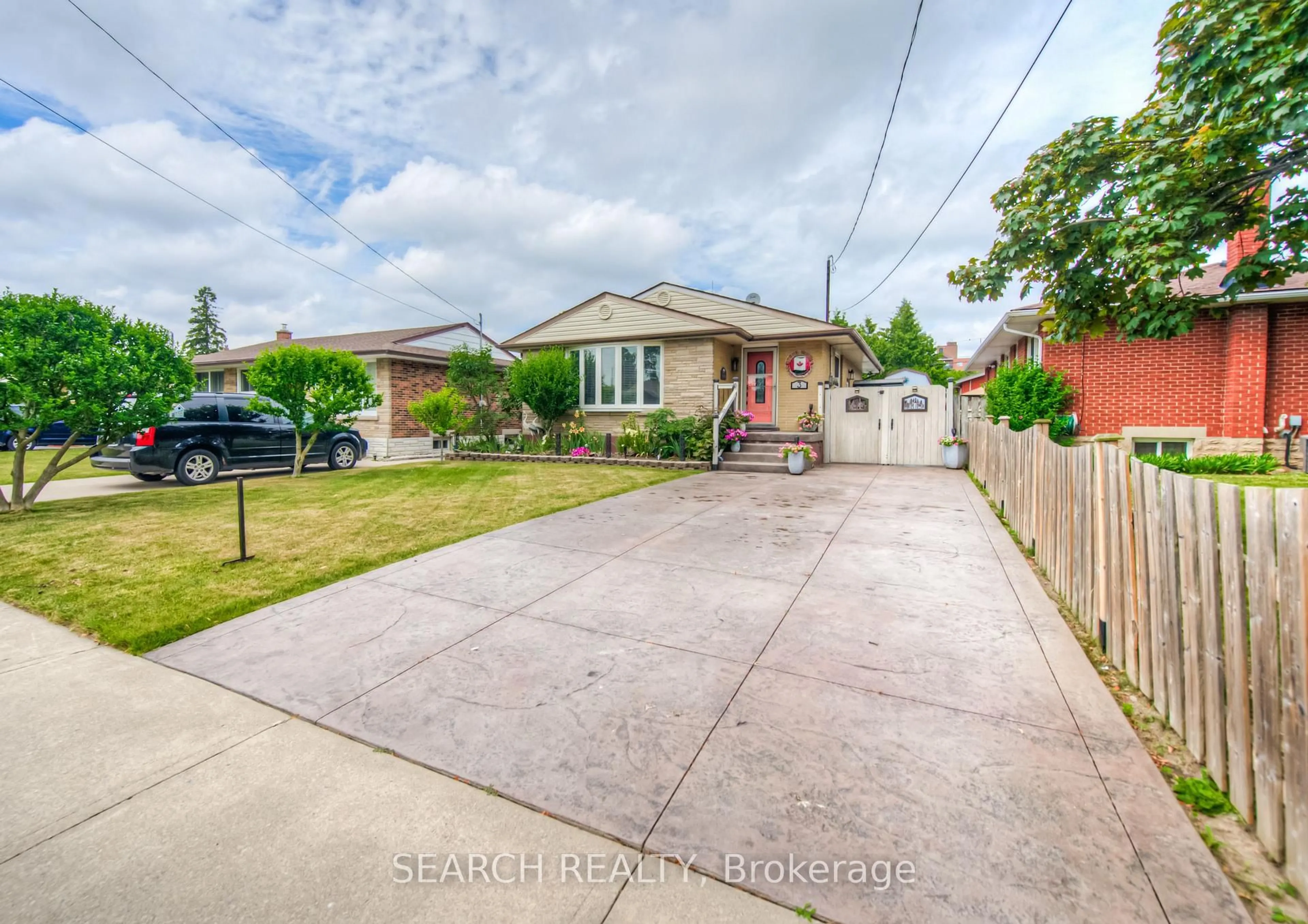 A pic from outside/outdoor area/front of a property/back of a property/a pic from drone, street for 3 Kenwood Cres, Hamilton Ontario L8T 1W3