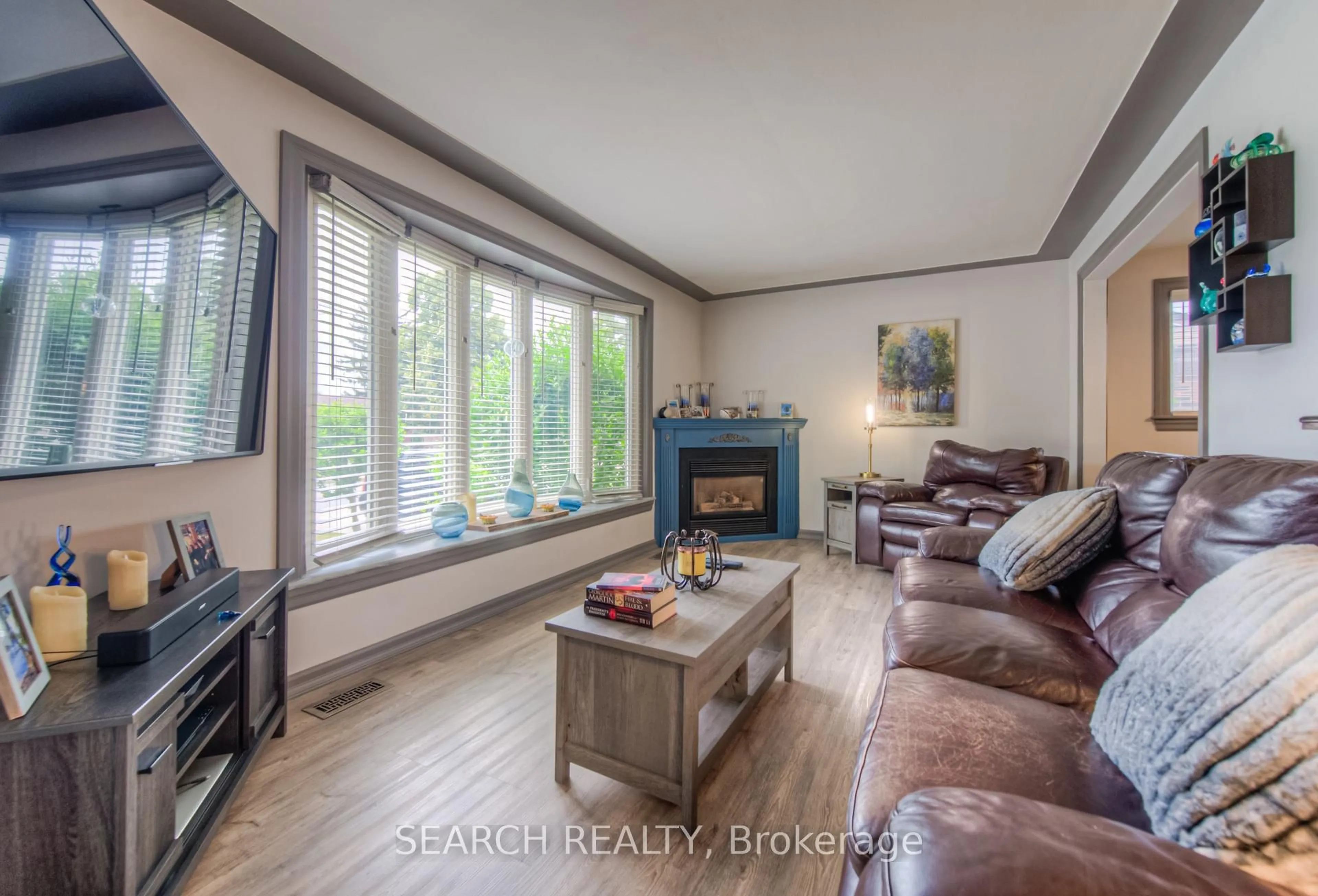 Living room with furniture, unknown for 3 Kenwood Cres, Hamilton Ontario L8T 1W3