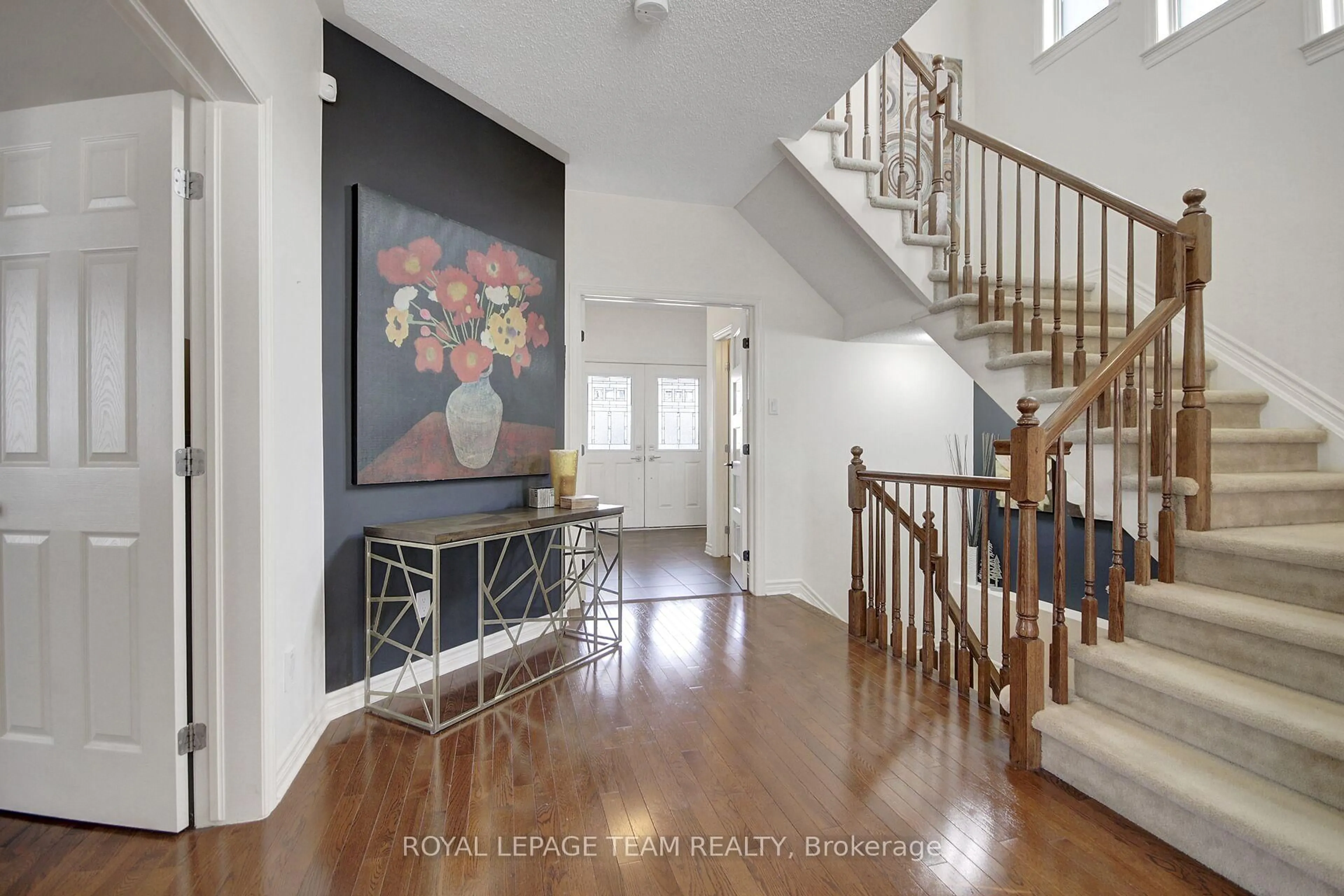 Indoor entryway for 2613 Half Moon Bay Rd, Ottawa Ontario K2J 0Z1