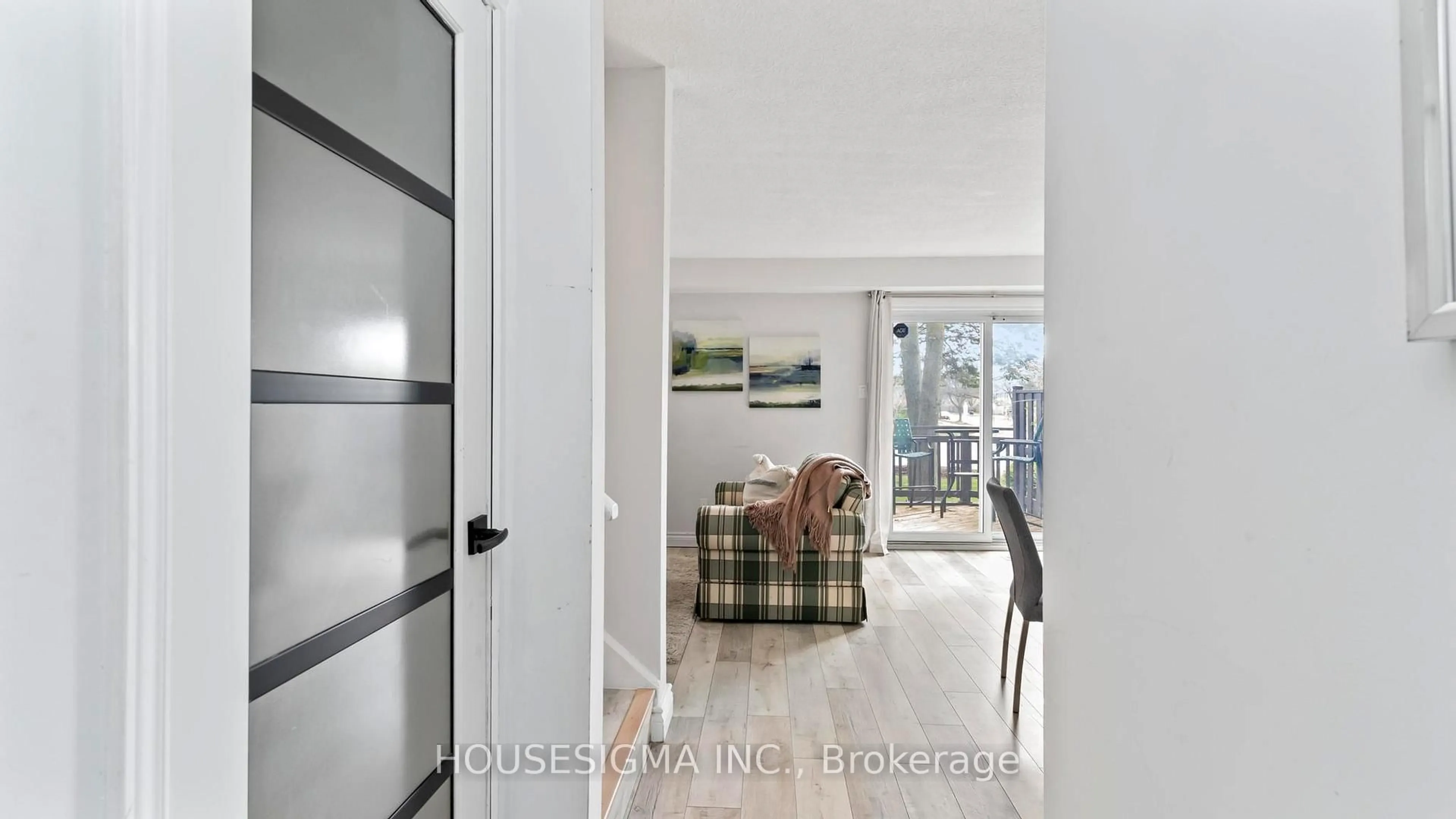 Indoor entryway for 971 Adelaide St #2, London South Ontario N6E 2H3