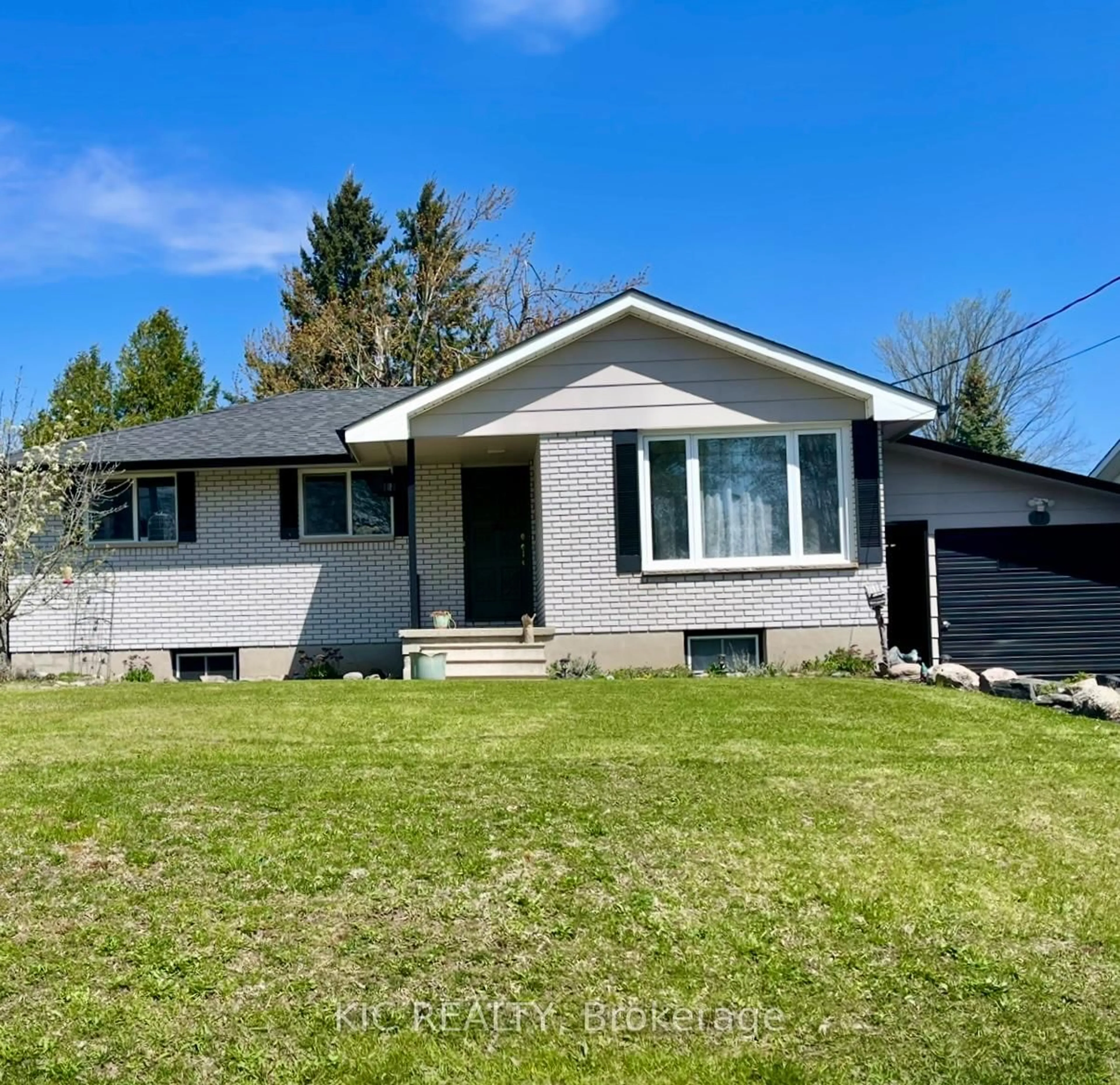 Home with vinyl exterior material, street for 11 Mclean Ave, Havelock-Belmont-Methuen Ontario K0L 1Z0