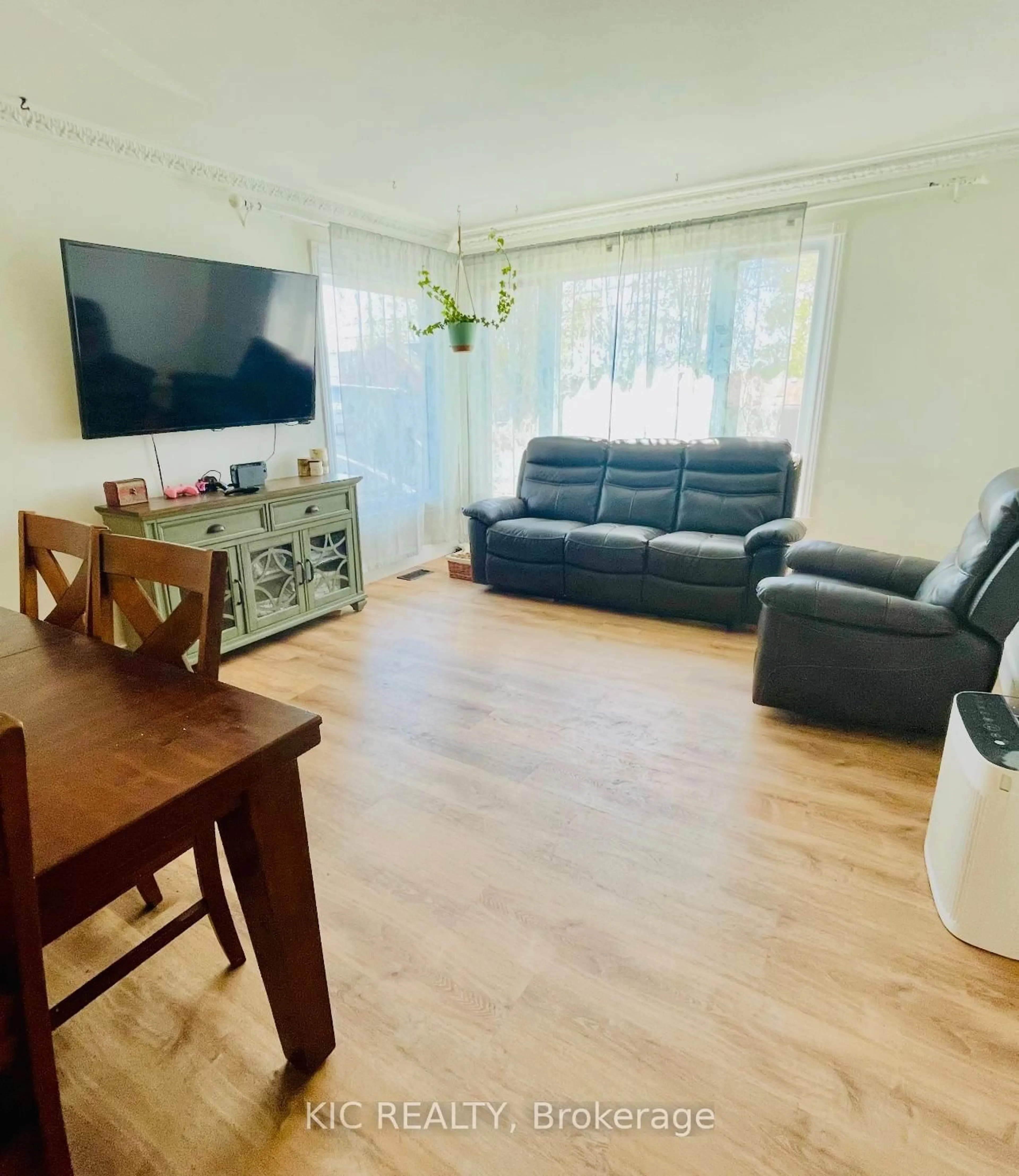 Living room with furniture, wood/laminate floor for 11 Mclean Ave, Havelock-Belmont-Methuen Ontario K0L 1Z0