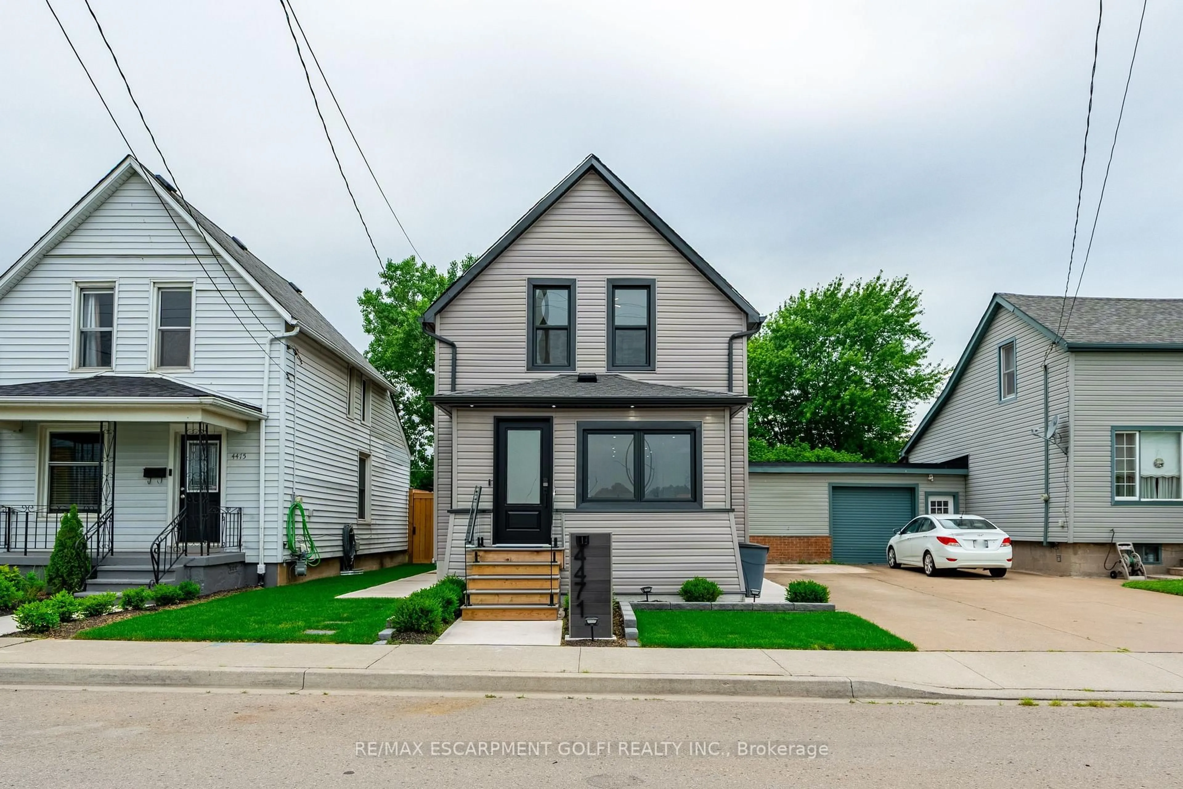Home with vinyl exterior material, street for 4471 First Ave, Niagara Falls Ontario L2E 4G1