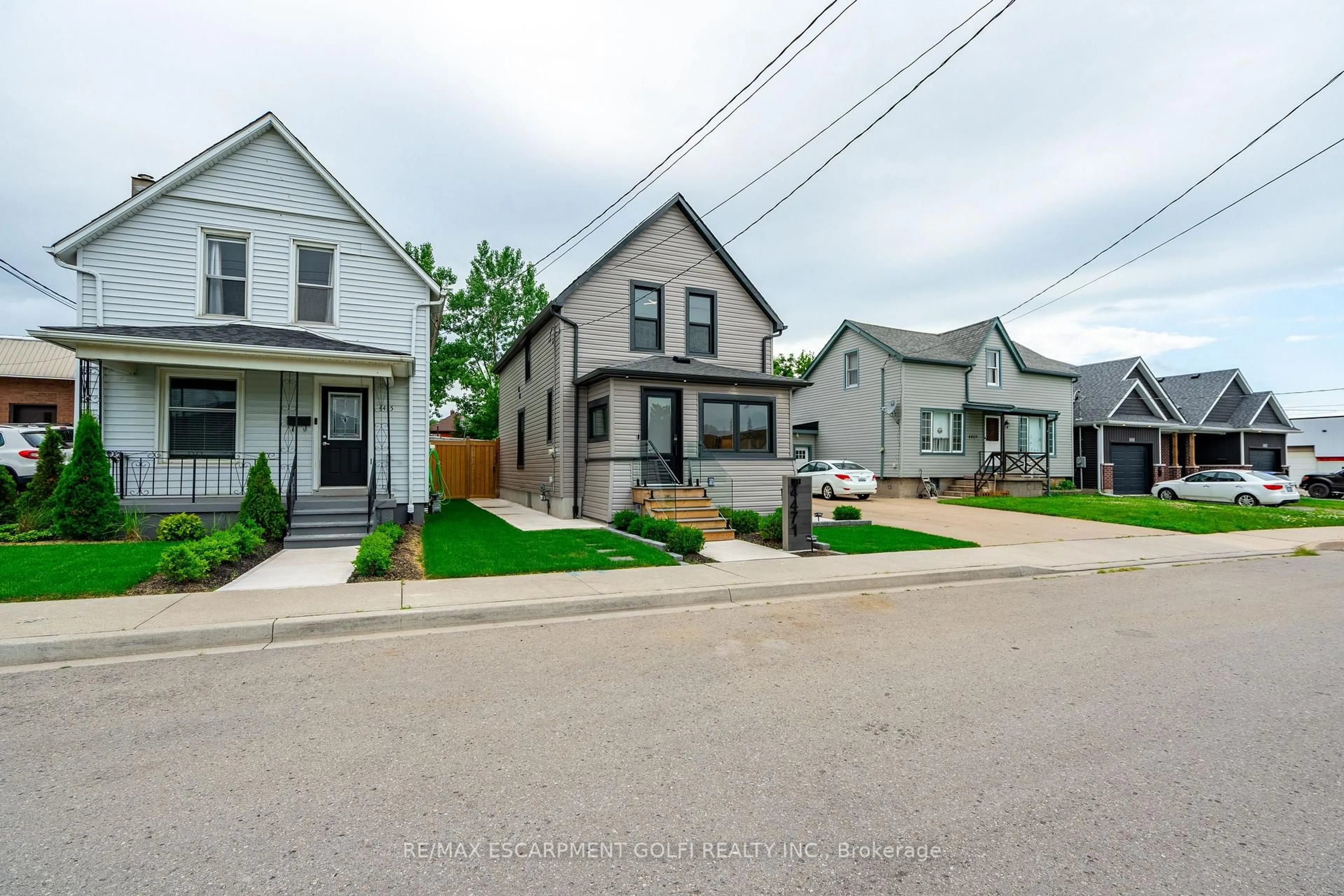 A pic from outside/outdoor area/front of a property/back of a property/a pic from drone, street for 4471 First Ave, Niagara Falls Ontario L2E 4G1