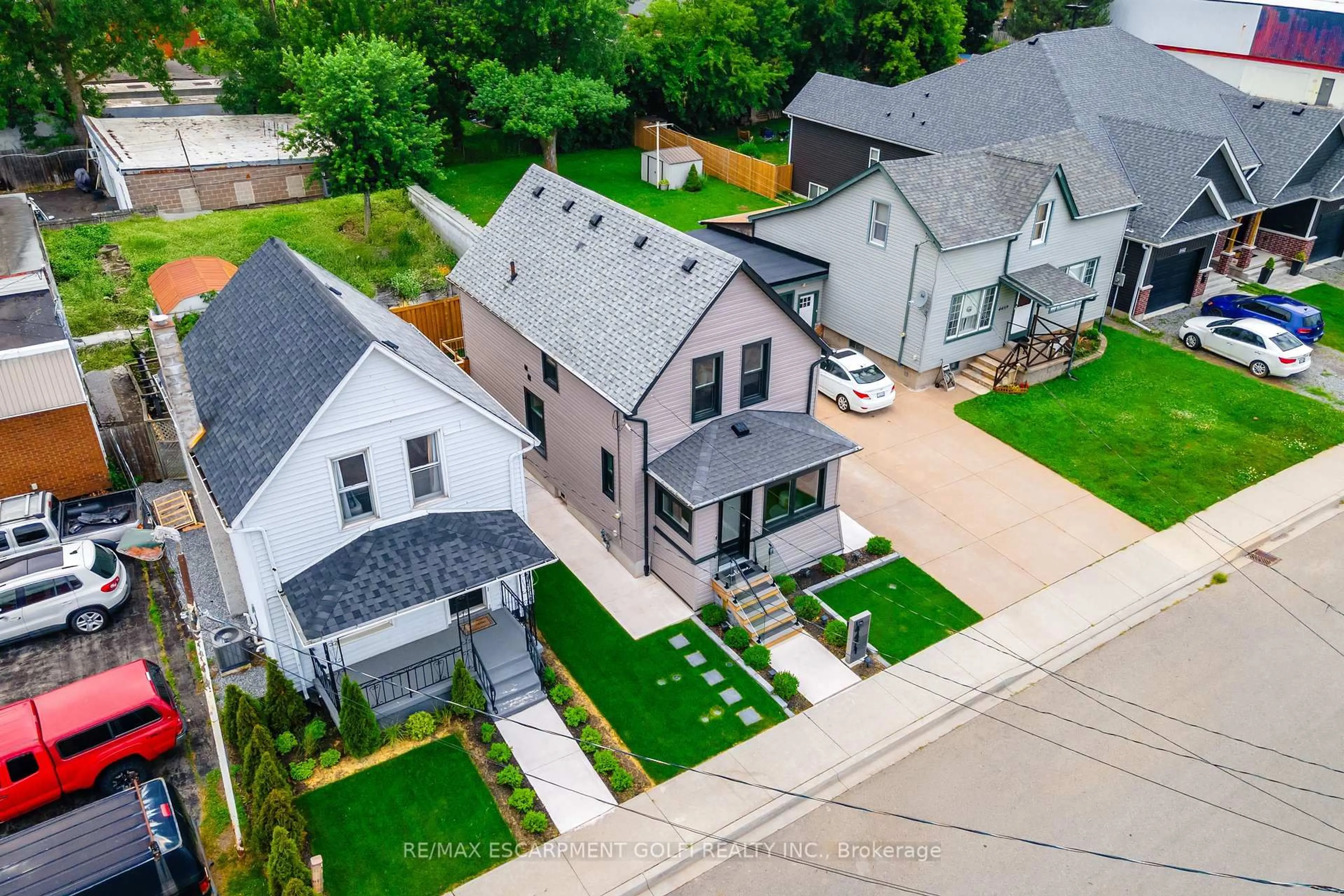 A pic from outside/outdoor area/front of a property/back of a property/a pic from drone, street for 4471 First Ave, Niagara Falls Ontario L2E 4G1