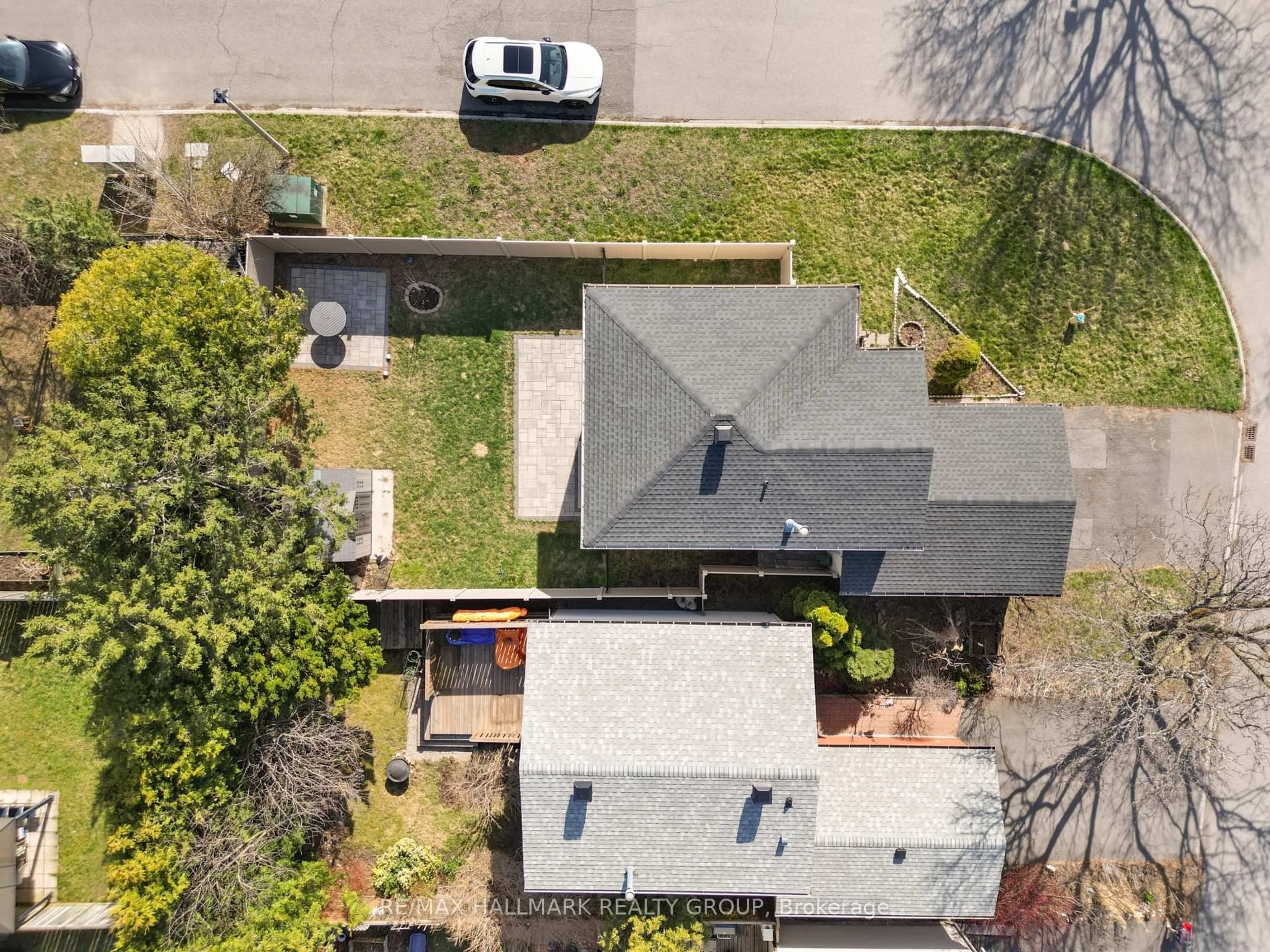 A pic from outside/outdoor area/front of a property/back of a property/a pic from drone, street for 32 Brando Cres, Ottawa Ontario K1T 2E3