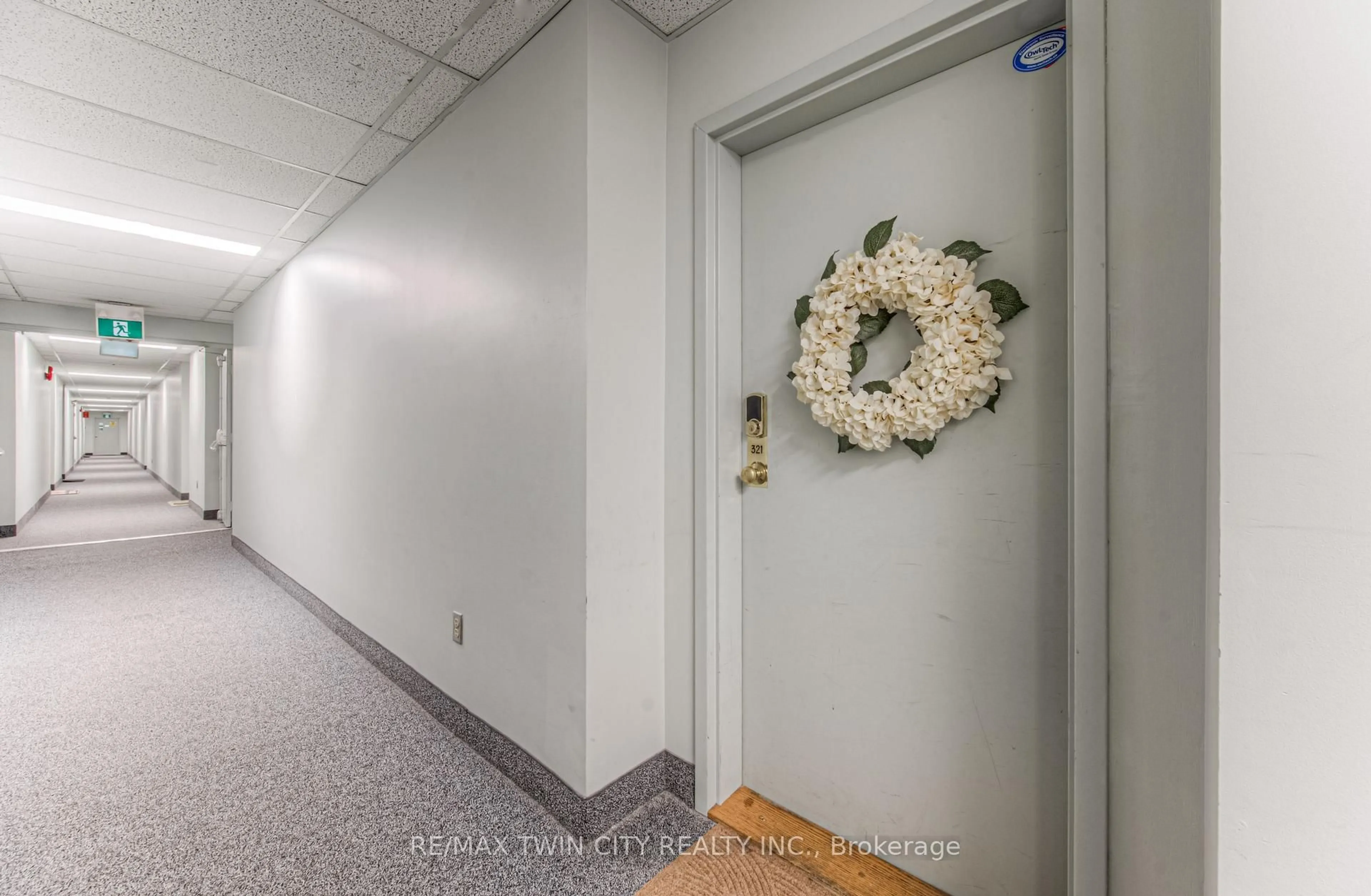 Indoor foyer for 15 Hofstetter Ave #321, Kitchener Ontario N2A 3Z7