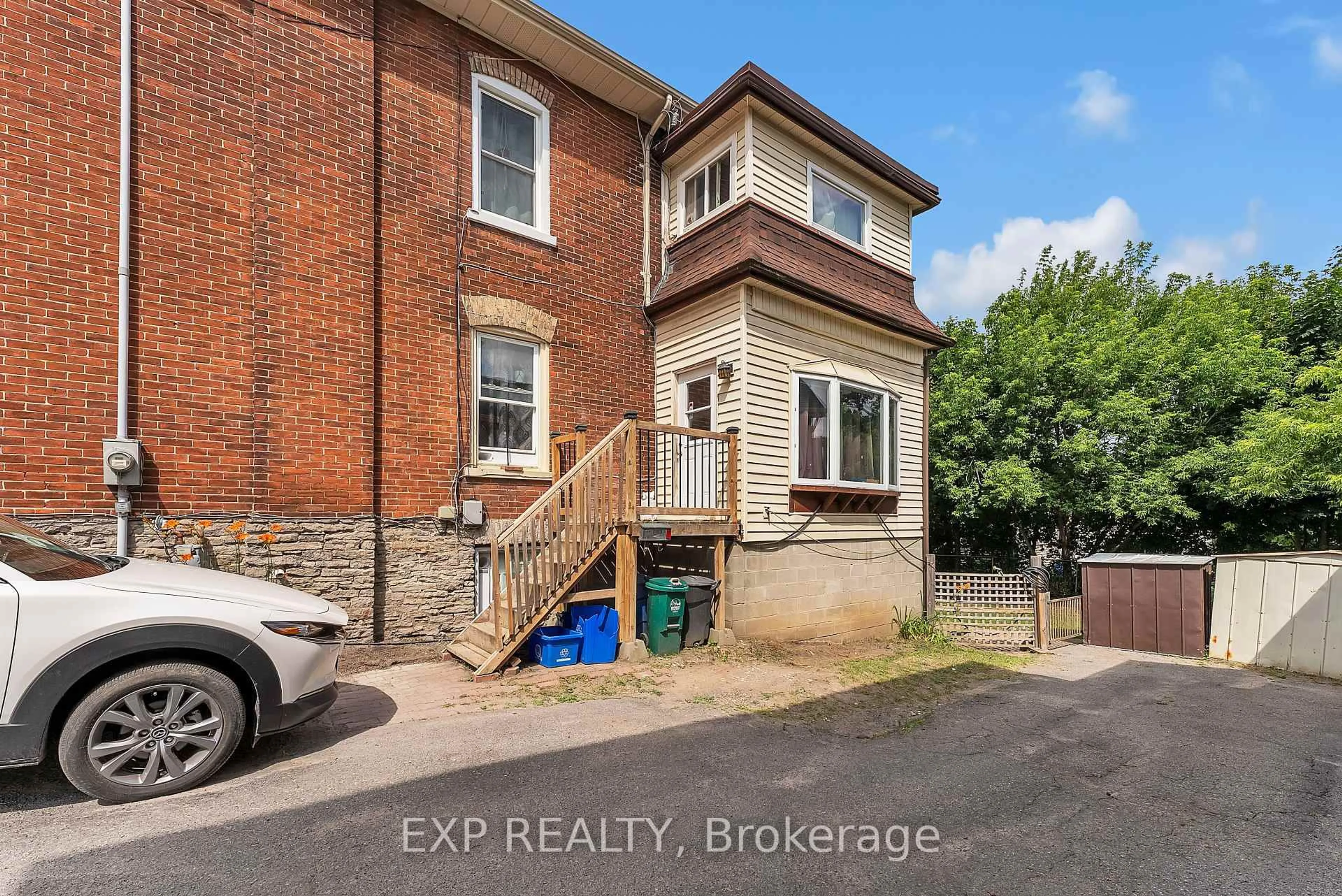 A pic from outside/outdoor area/front of a property/back of a property/a pic from drone, street for 44 Catharine St, Belleville Ontario K8P 1L5