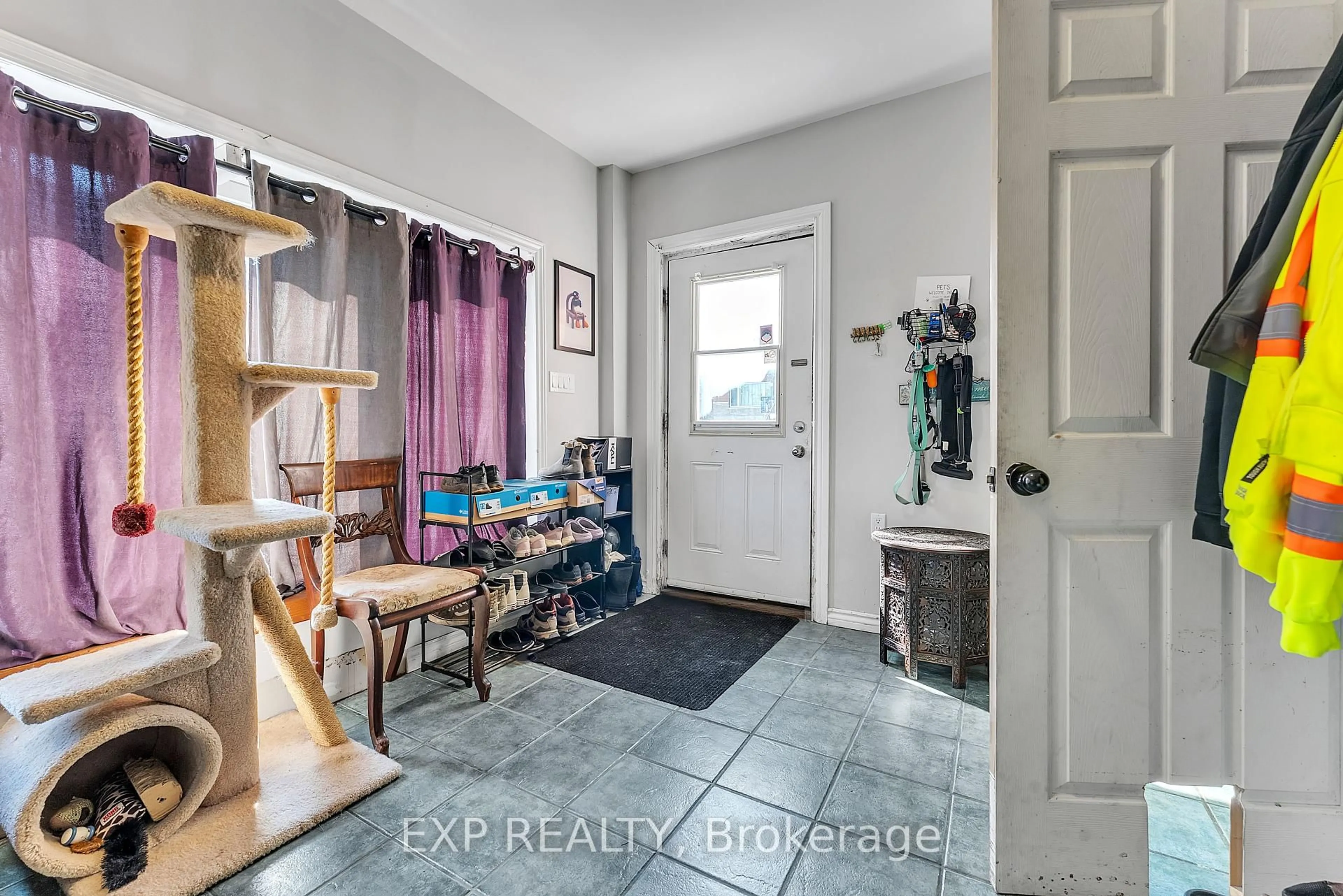 Indoor entryway for 44 Catharine St, Belleville Ontario K8P 1L5