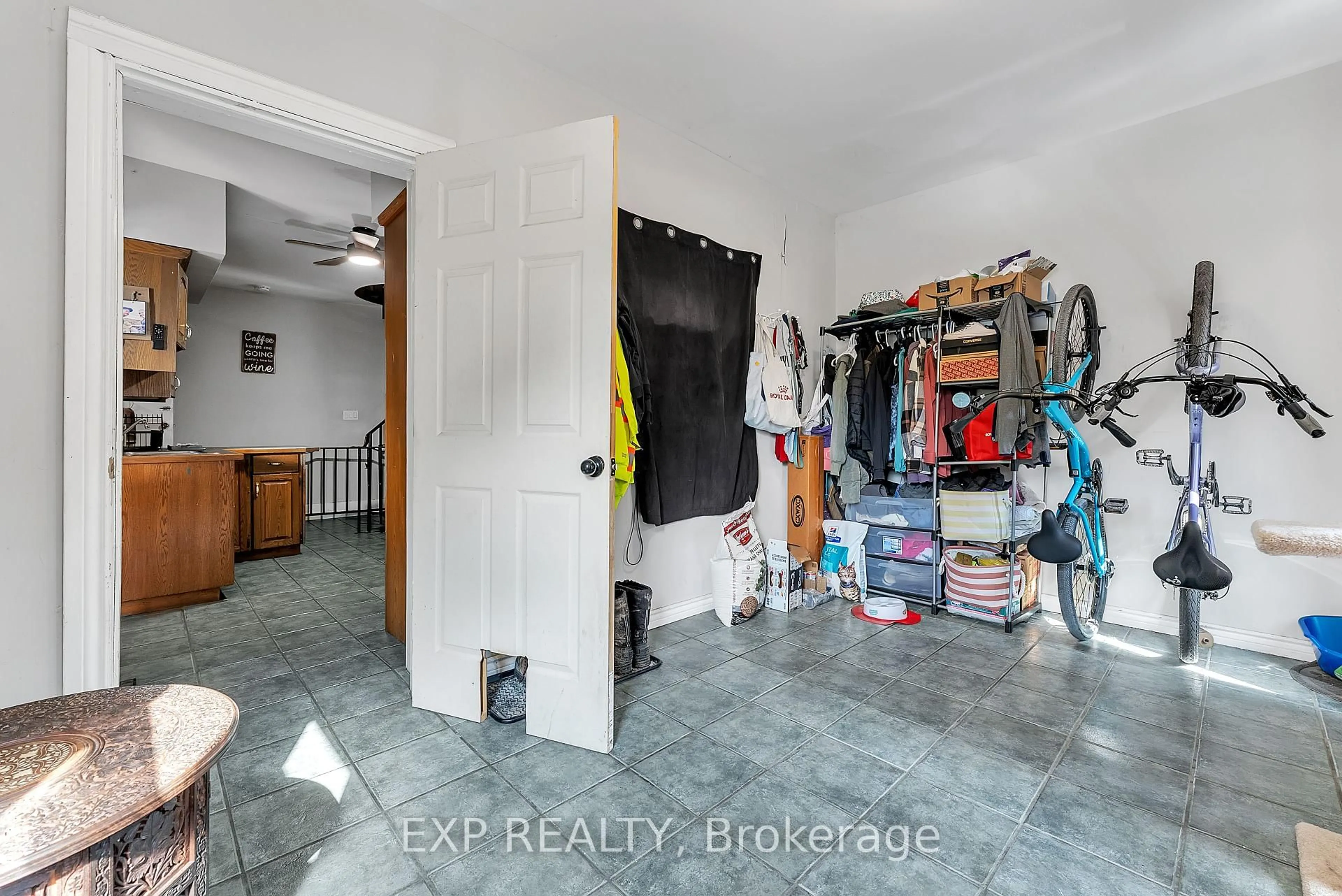 Indoor entryway for 44 Catharine St, Belleville Ontario K8P 1L5