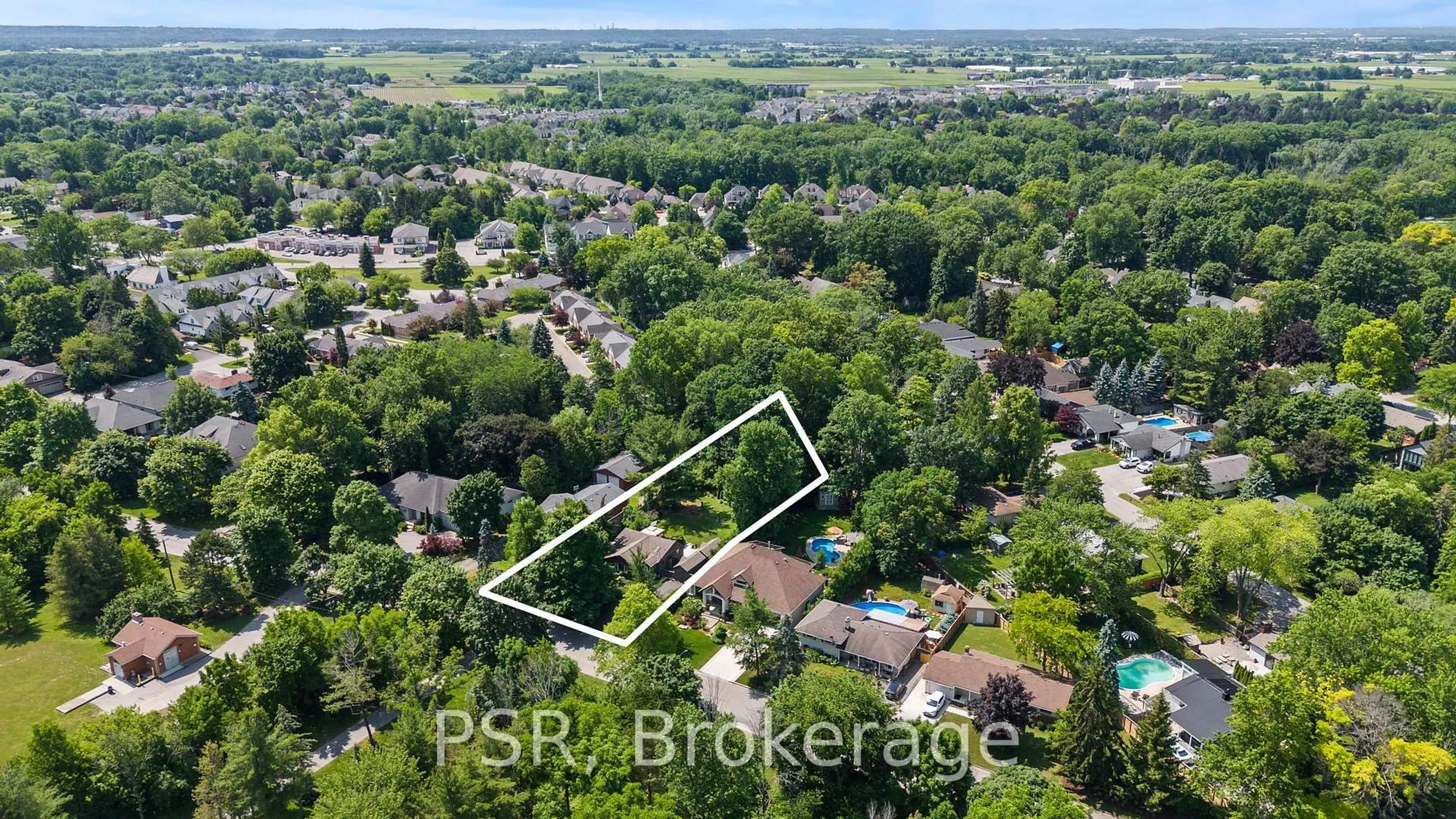 A pic from outside/outdoor area/front of a property/back of a property/a pic from drone, unknown for 456 William St, Niagara-on-the-Lake Ontario L0S 1J0