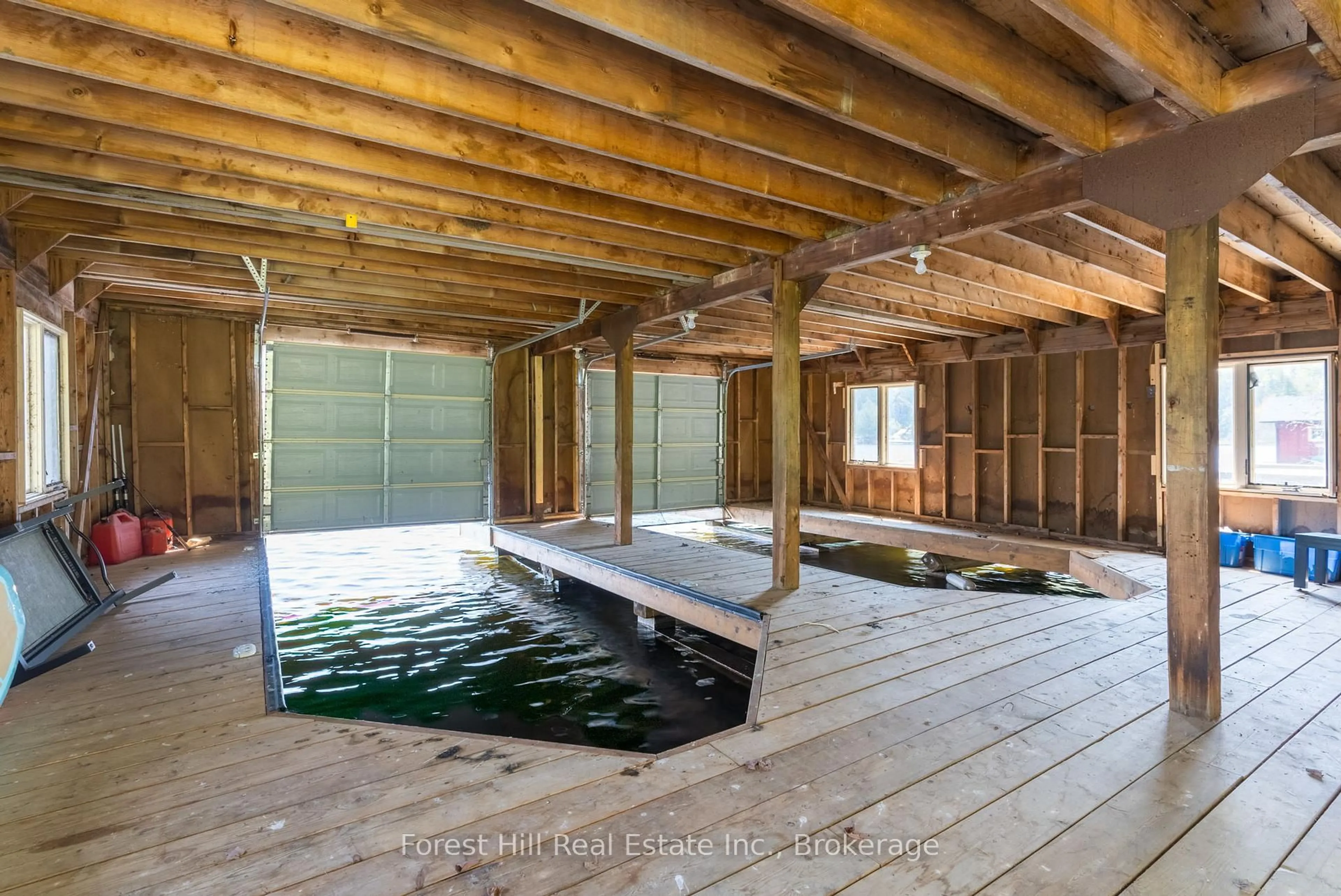 Indoor garage for 1017 WHITE PINE Rd, Lake of Bays Ontario P1H 2J3