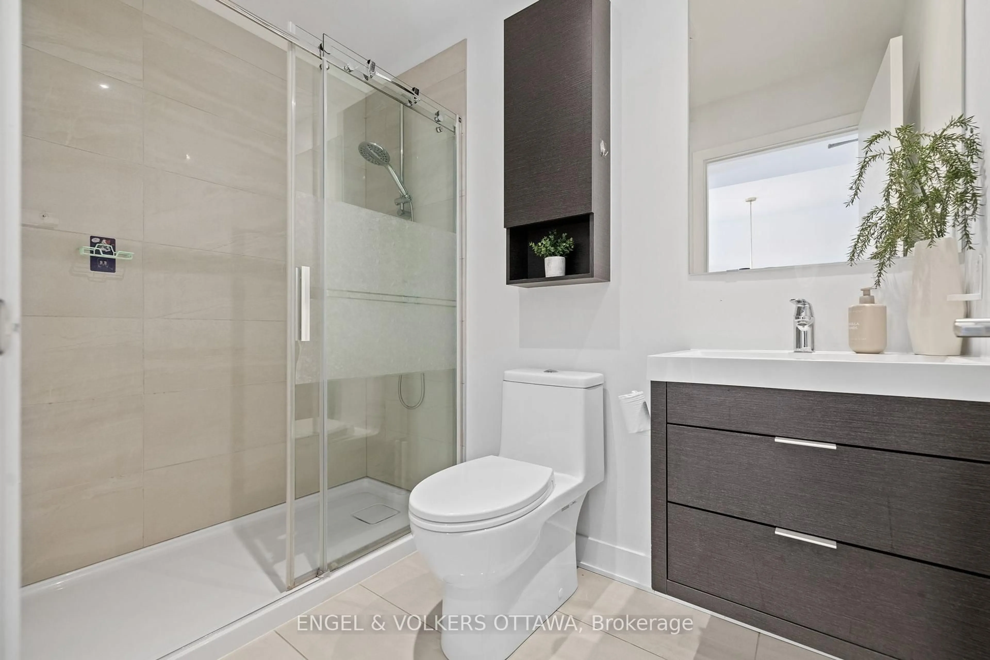 Standard bathroom, ceramic/tile floor for 20 Daly Ave #2005, Ottawa Ontario K1N 0C6