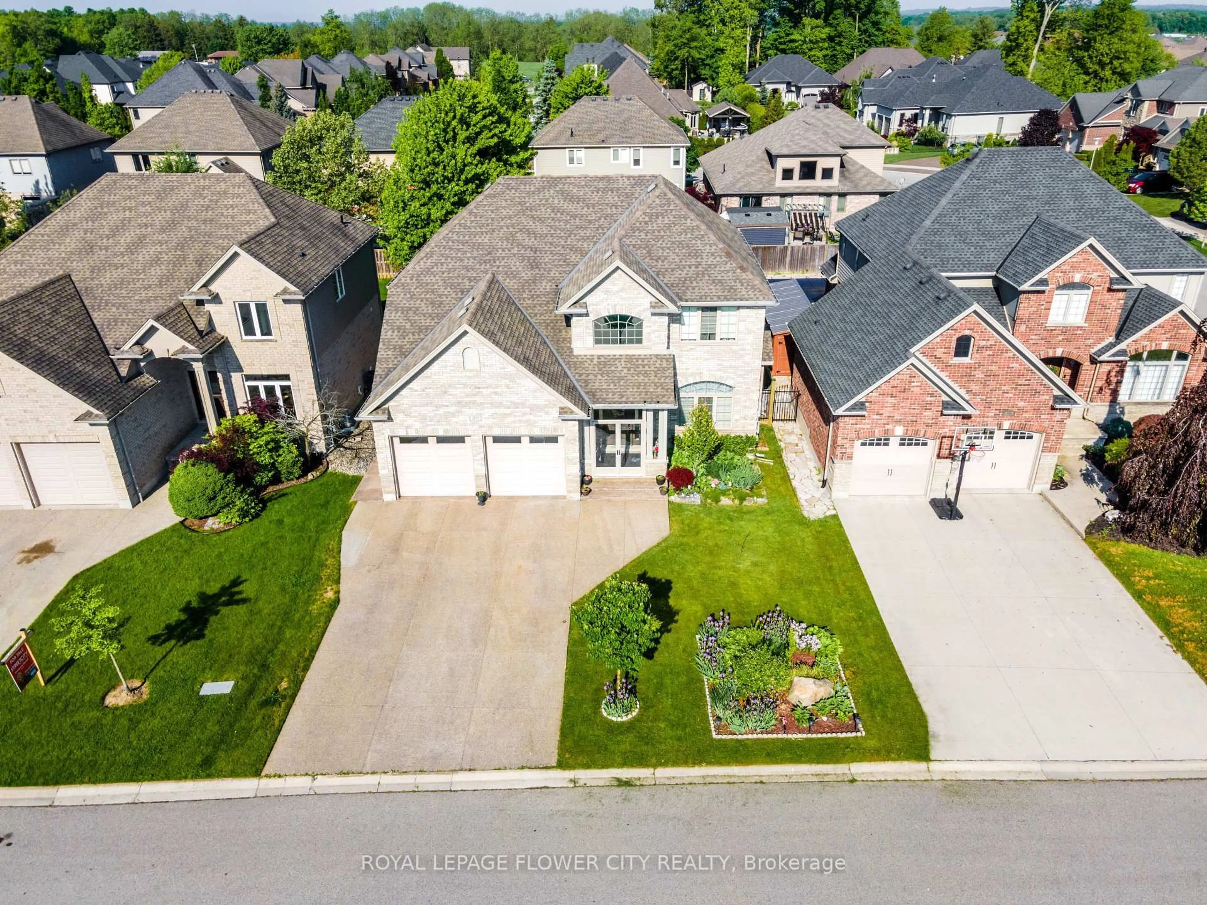 A pic from outside/outdoor area/front of a property/back of a property/a pic from drone, street for 2011 Tyson Walk St, London South Ontario N6K 0C4