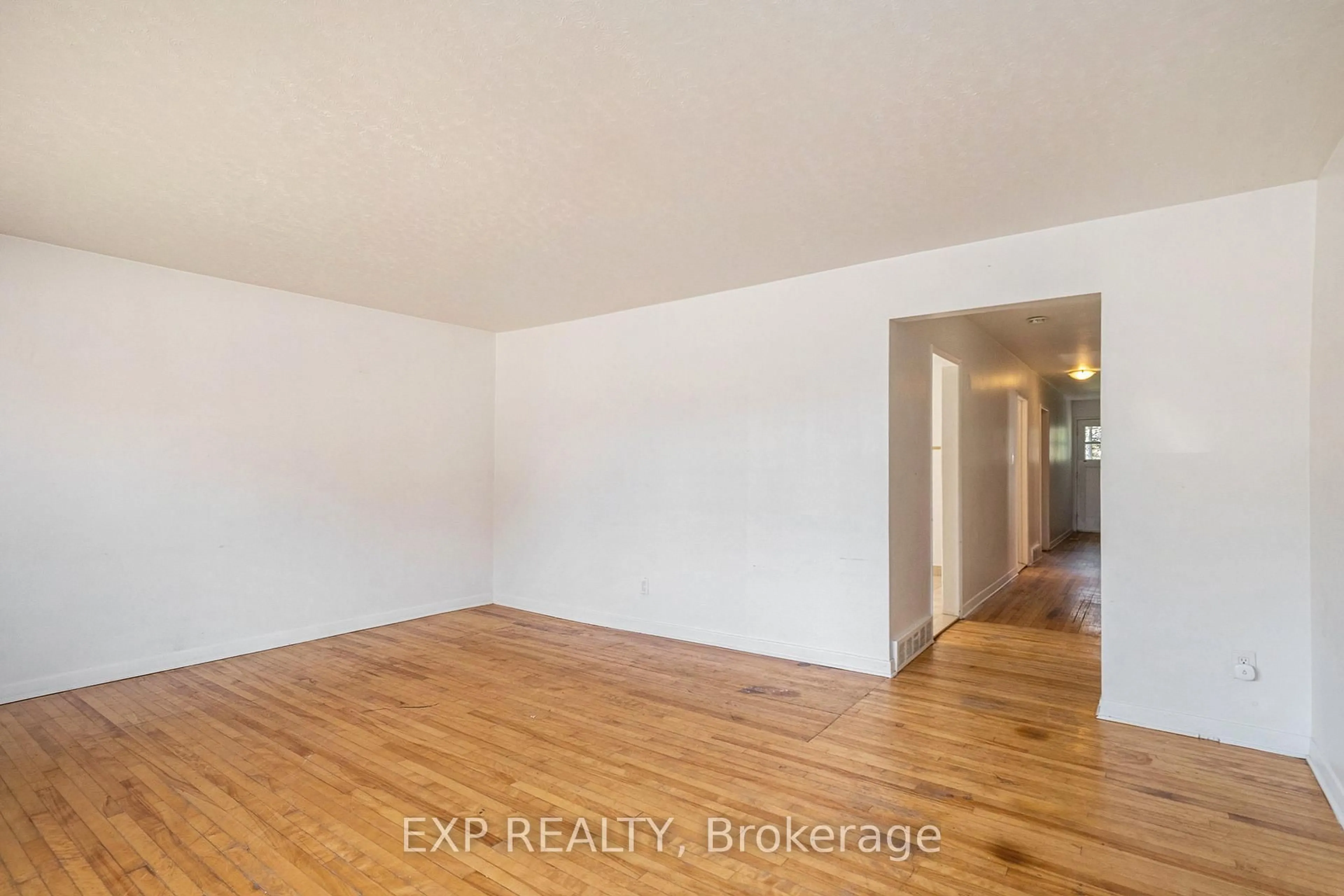 A pic of a room for 910 Watson St, Ottawa Ontario K2B 6B9