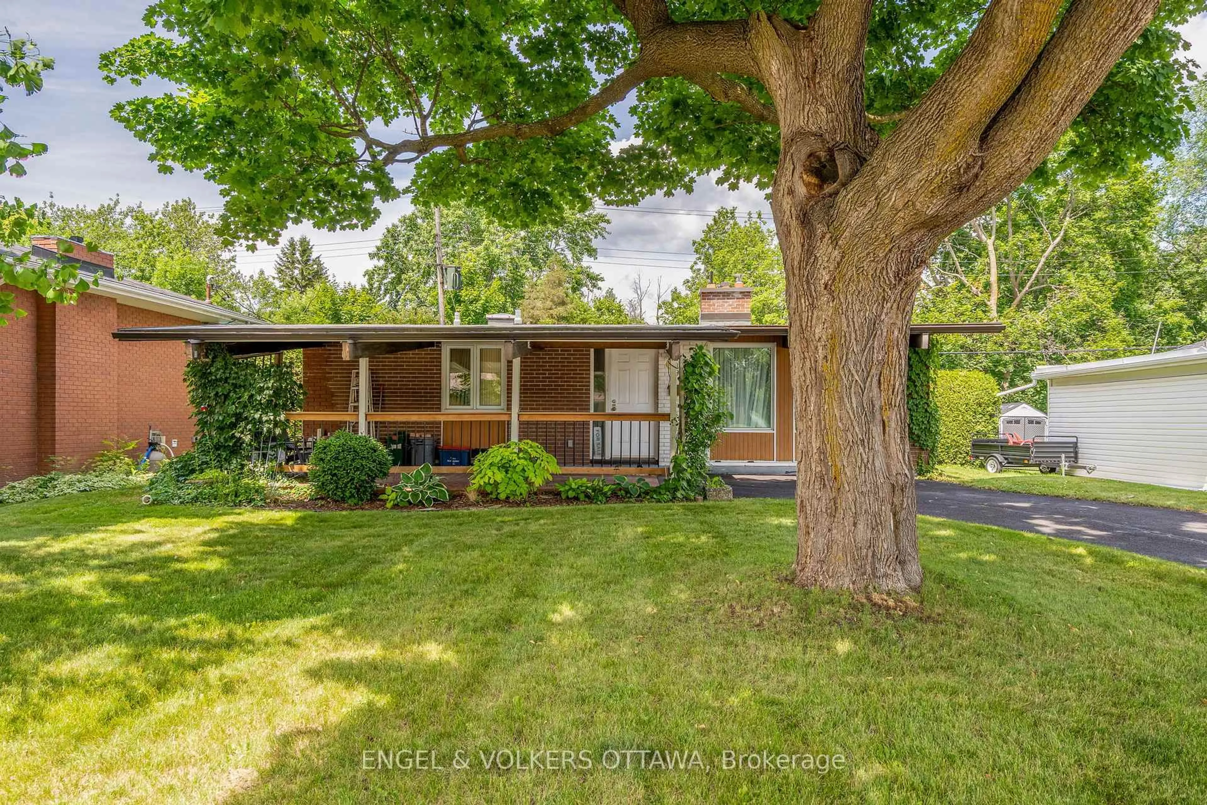 A pic from outside/outdoor area/front of a property/back of a property/a pic from drone, street for 941 Cromwell Dr, Ottawa Ontario K1V 6K3