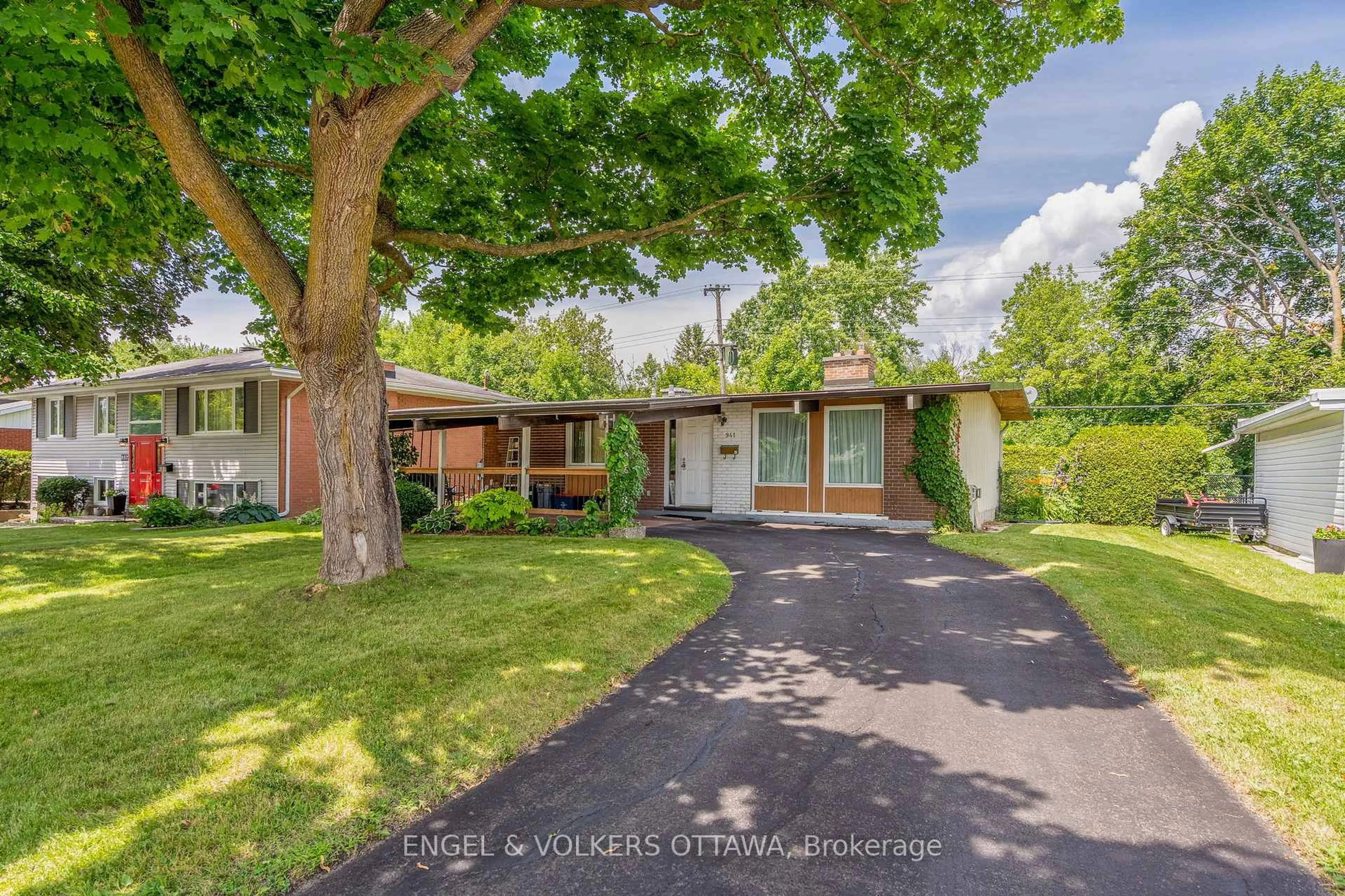 A pic from outside/outdoor area/front of a property/back of a property/a pic from drone, street for 941 Cromwell Dr, Ottawa Ontario K1V 6K3