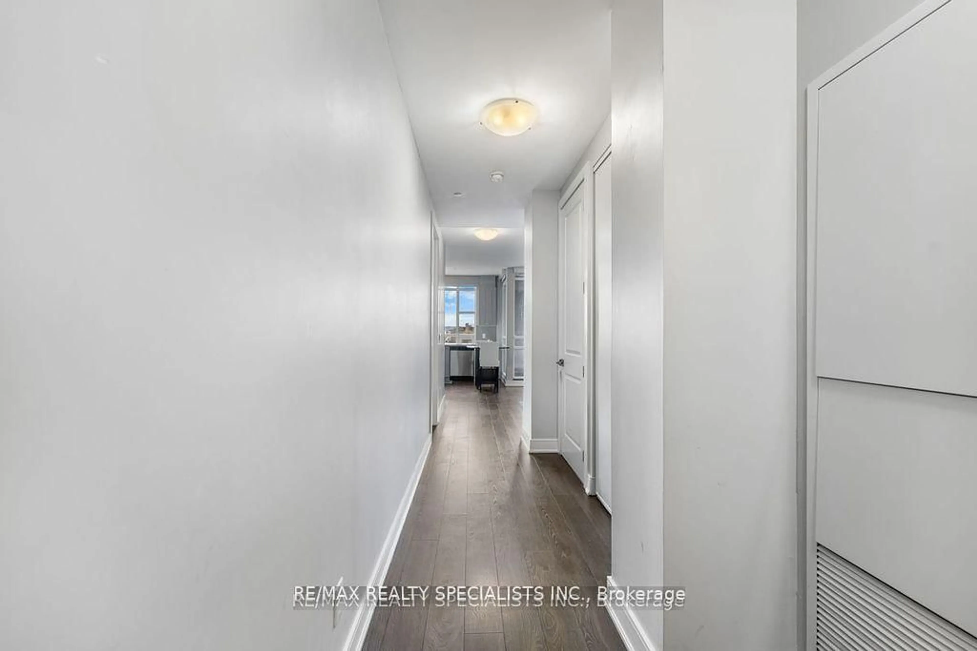 Indoor entryway for 150 Main St #503, Hamilton Ontario L8P 1H8