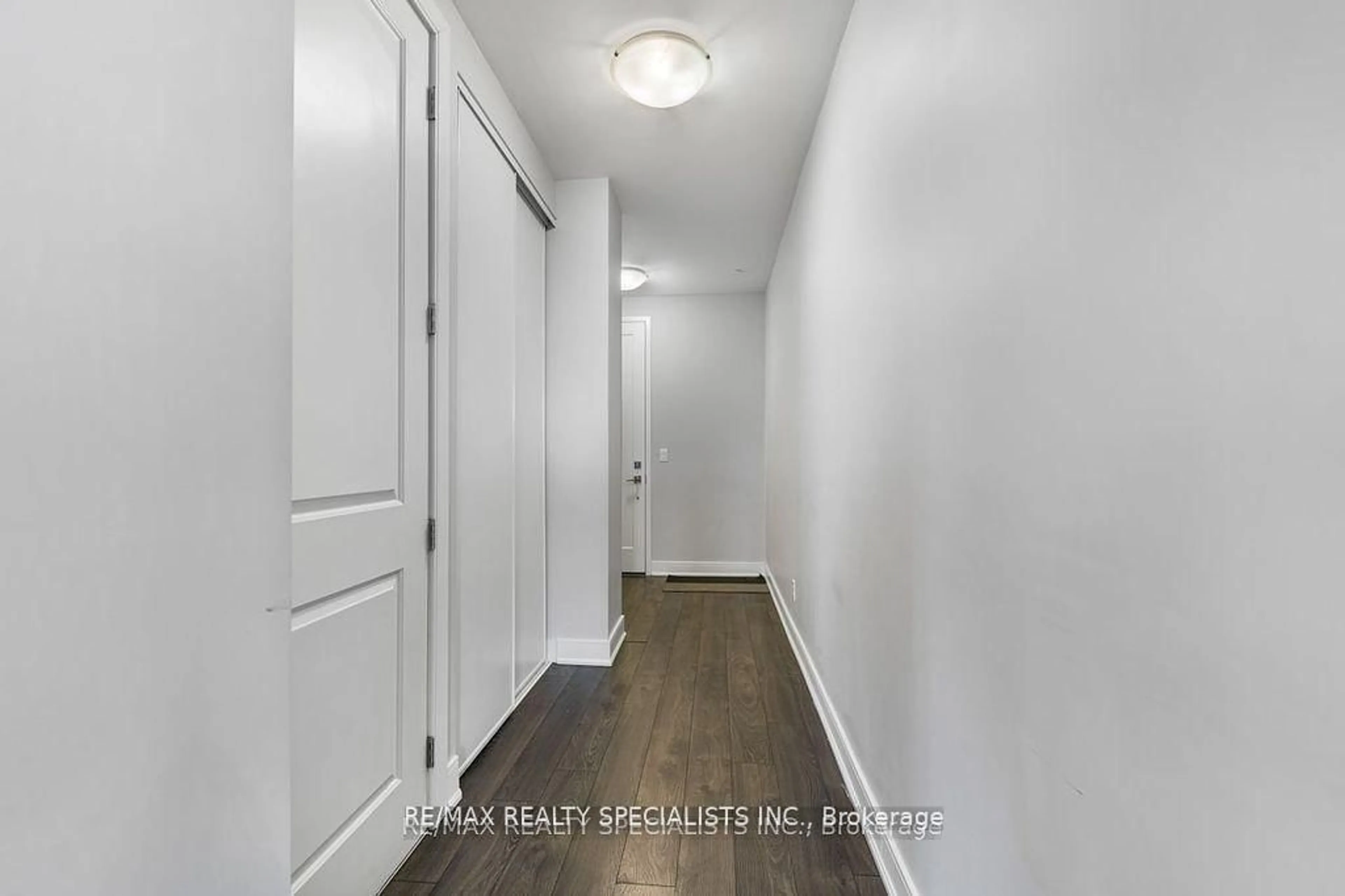 Indoor entryway for 150 Main St #503, Hamilton Ontario L8P 1H8