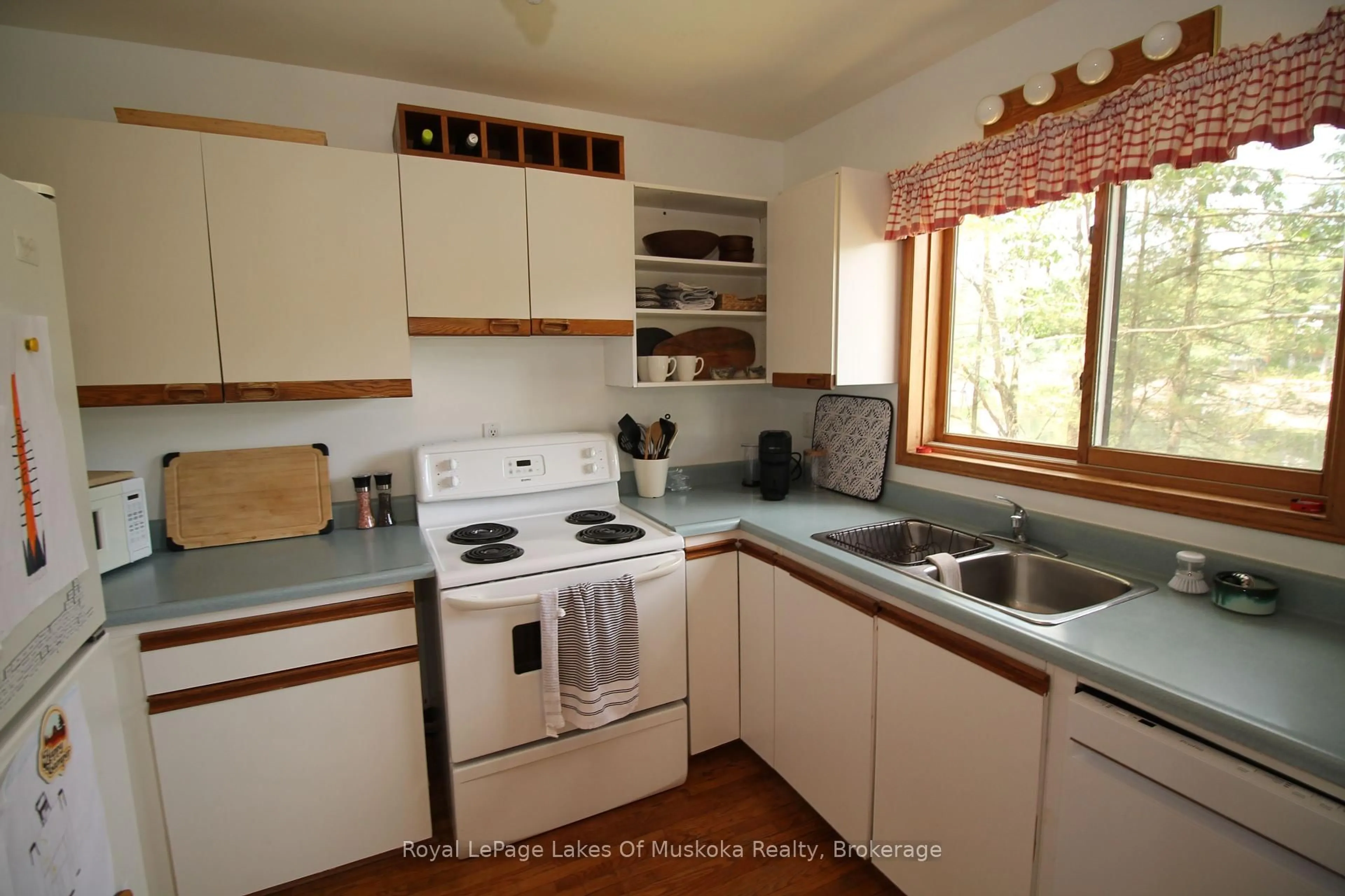 Standard kitchen, unknown for 1 3LN Berkinshaw Island, Gravenhurst Ontario P1P 1R2