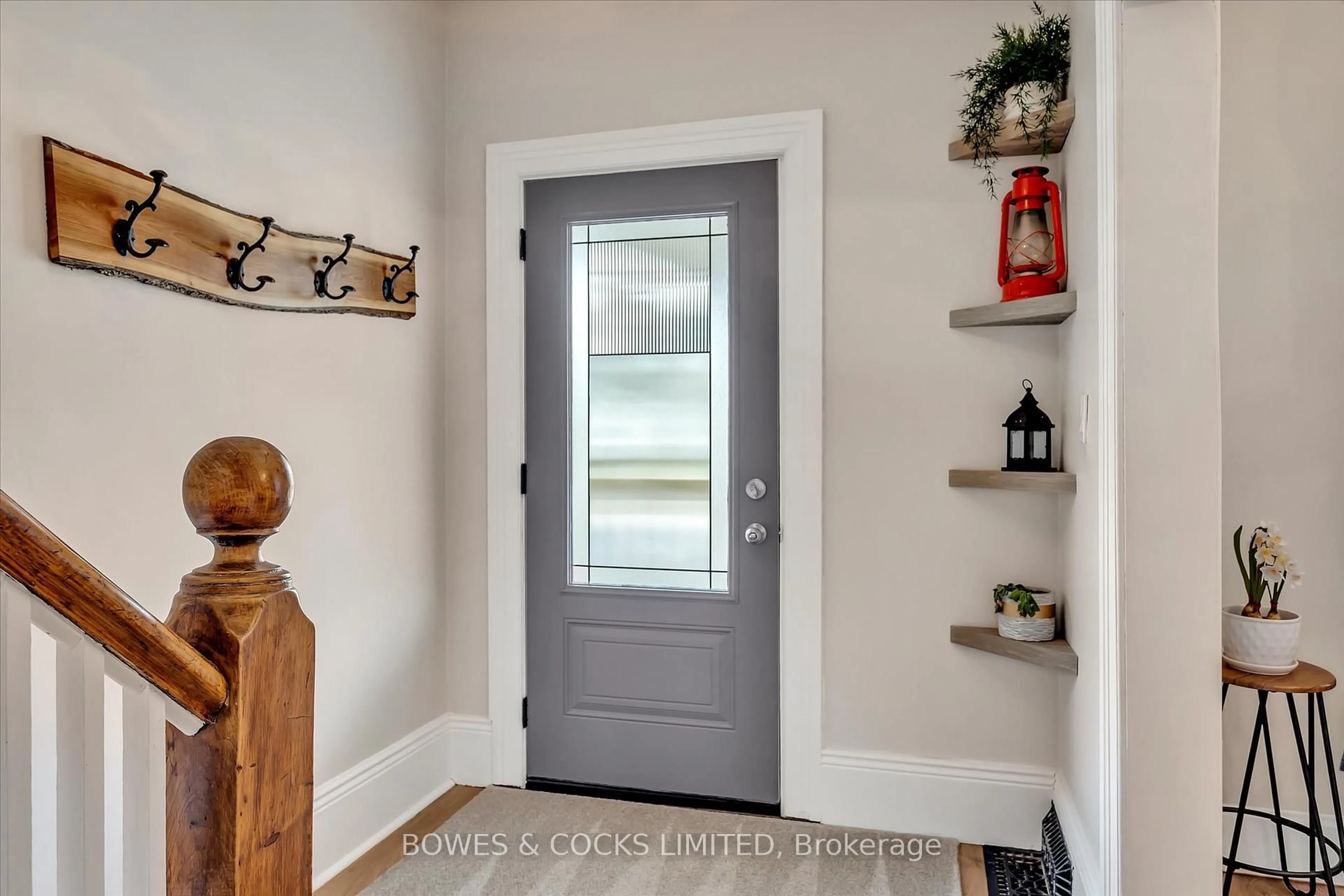Indoor entryway for 121 Durham St, Kawartha Lakes Ontario K9V 2R3