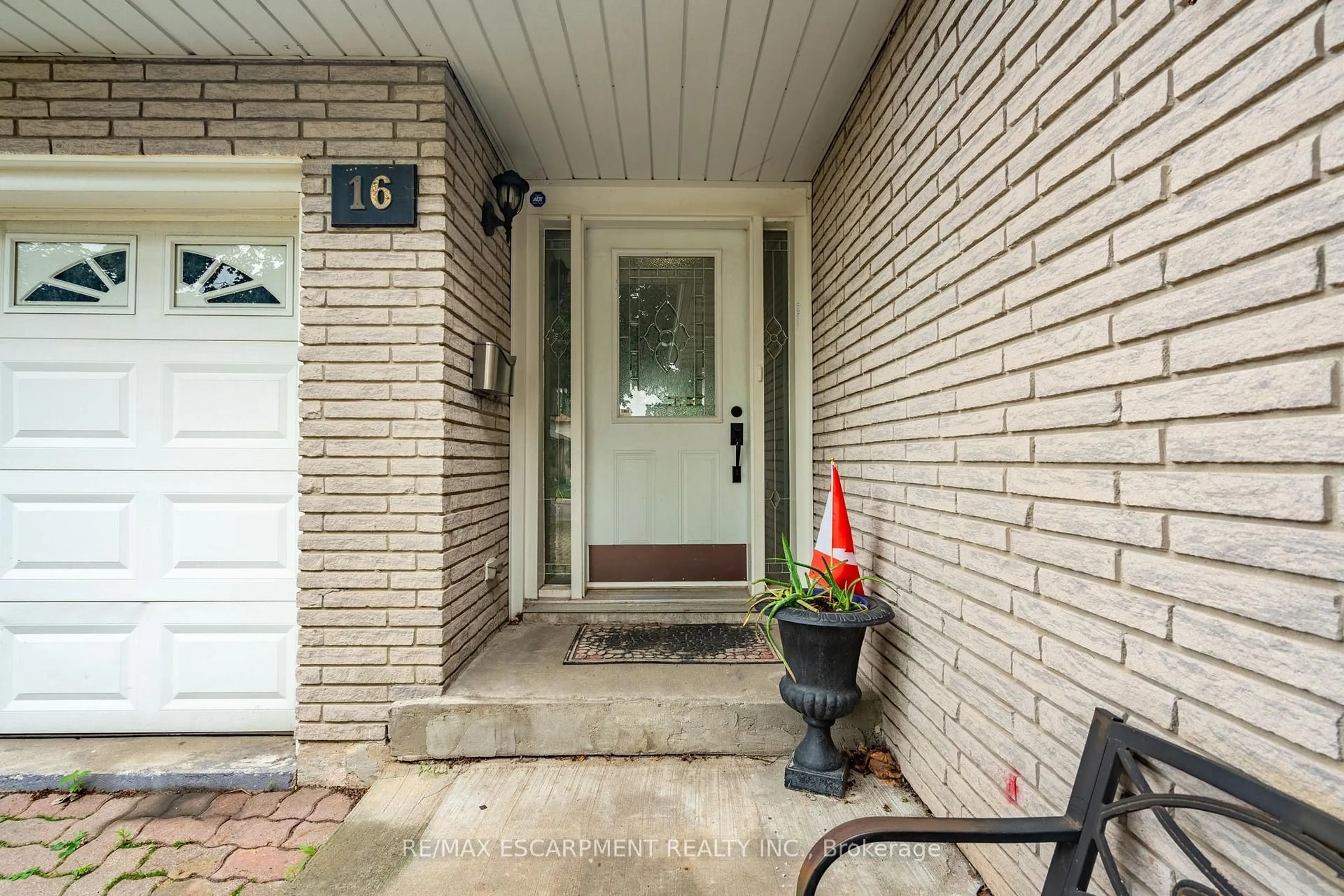 Indoor entryway for 16 Flamingo Dr, Hamilton Ontario L9A 4X7