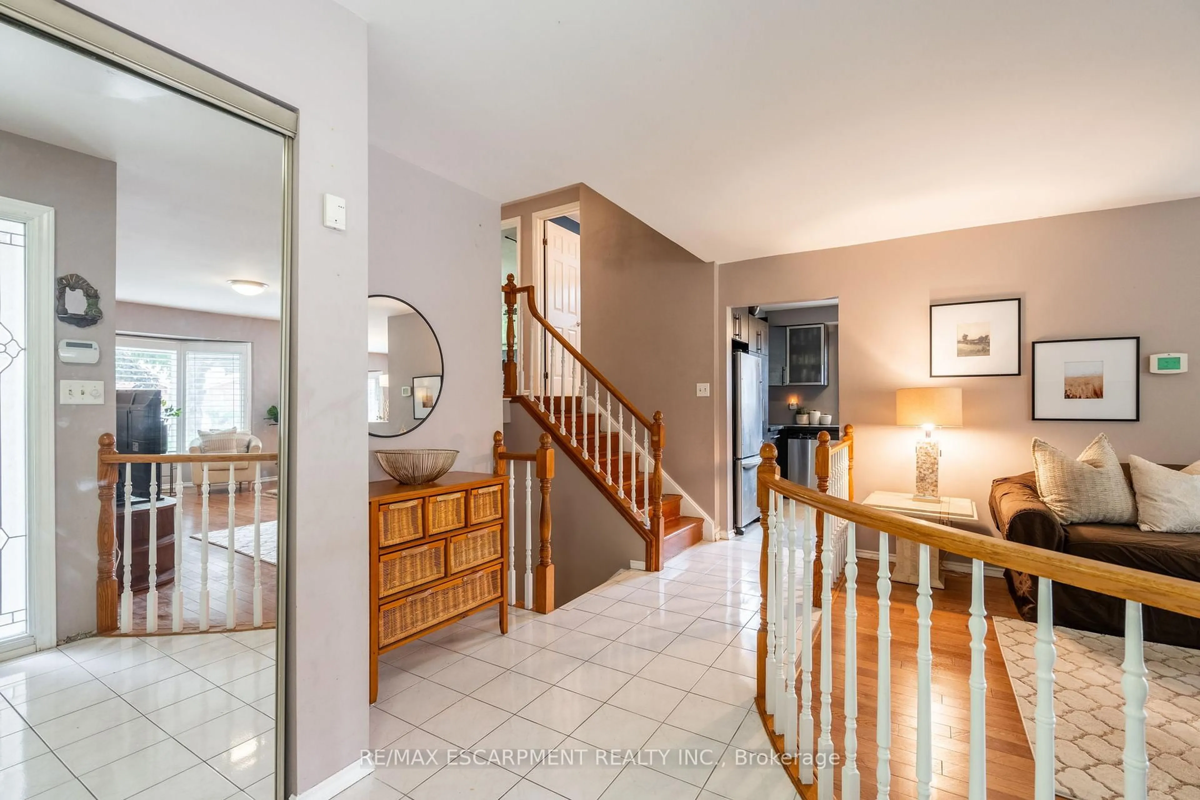 Indoor foyer for 16 Flamingo Dr, Hamilton Ontario L9A 4X7