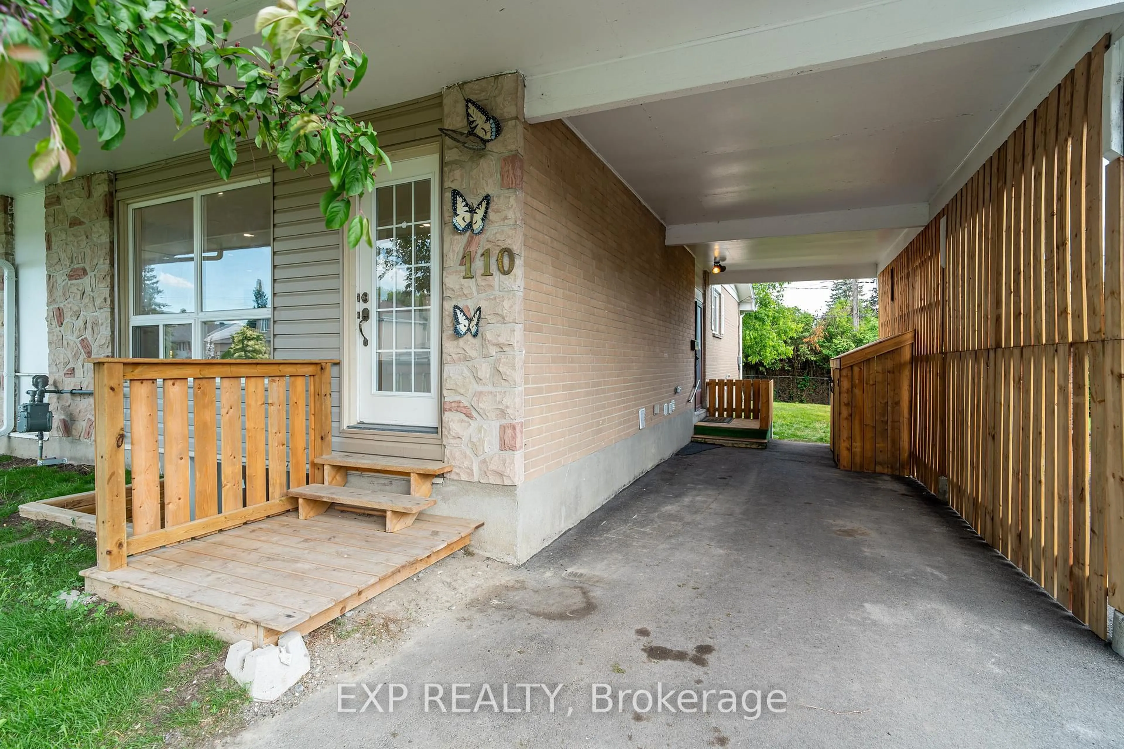 Indoor entryway for 110 Fieldrow St, Ottawa Ontario K2G 2Y9