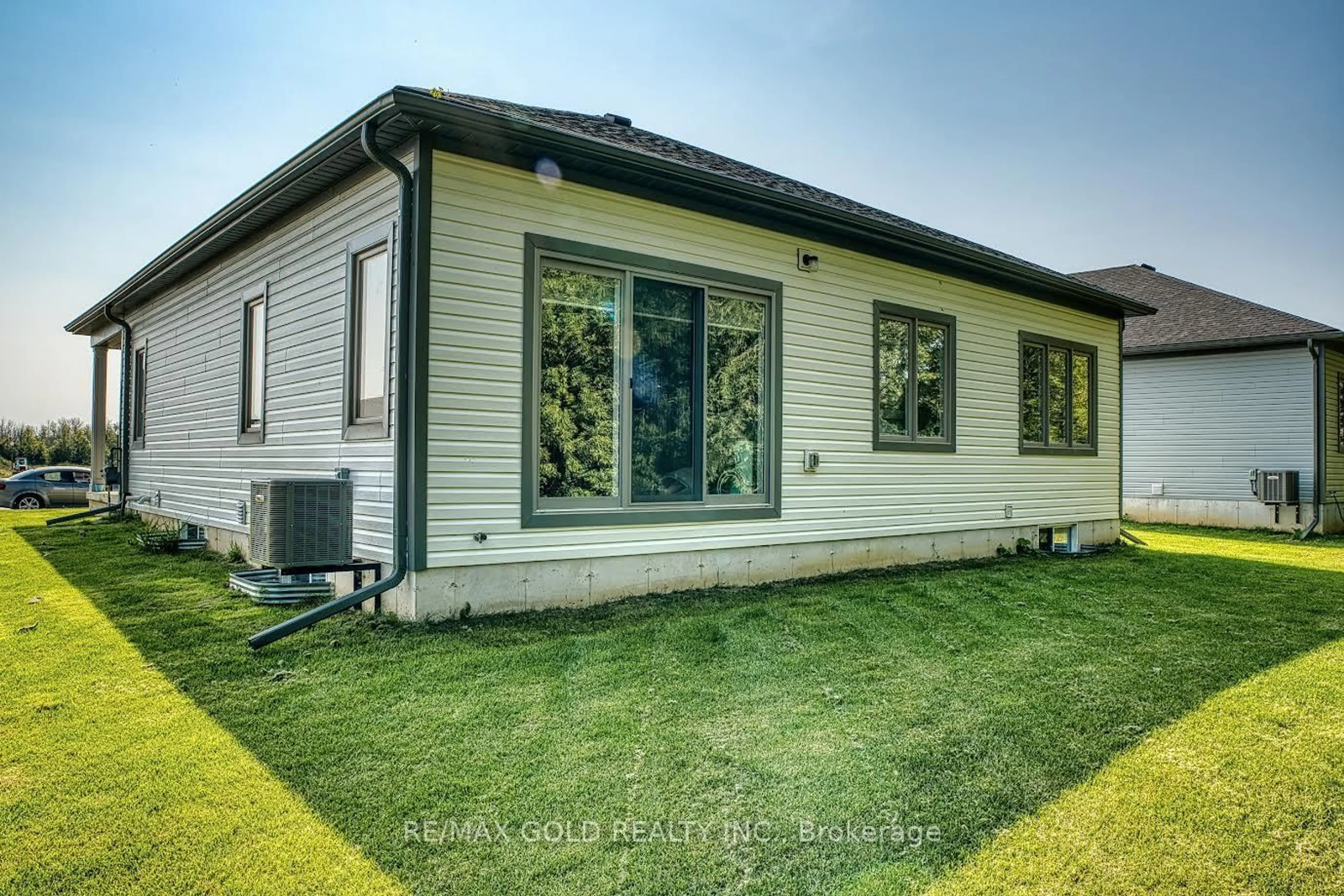 Home with vinyl exterior material, building for 166 ELLEN St, North Perth Ontario N0G 1B0