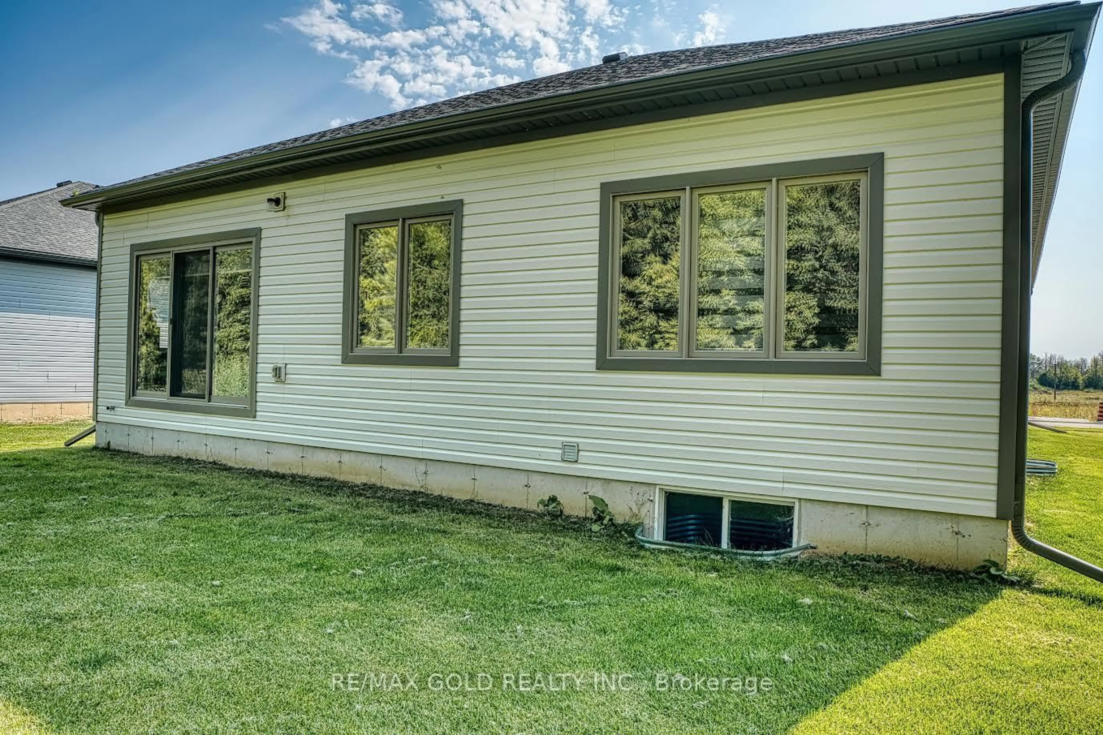 Home with vinyl exterior material, building for 166 ELLEN St, North Perth Ontario N0G 1B0