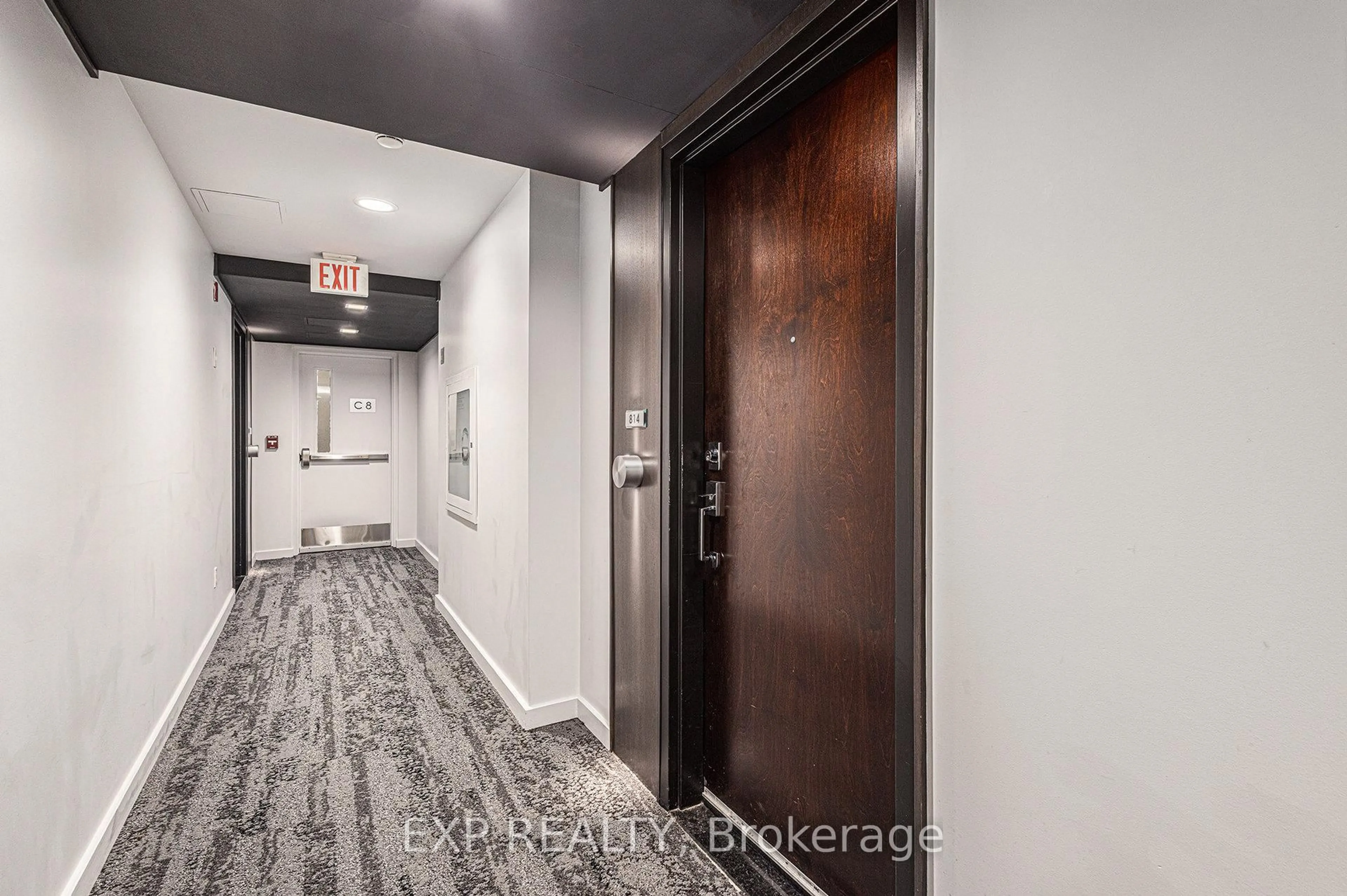 Indoor entryway for 360 Patricia Ave #814, Ottawa Ontario K1Z 0A8
