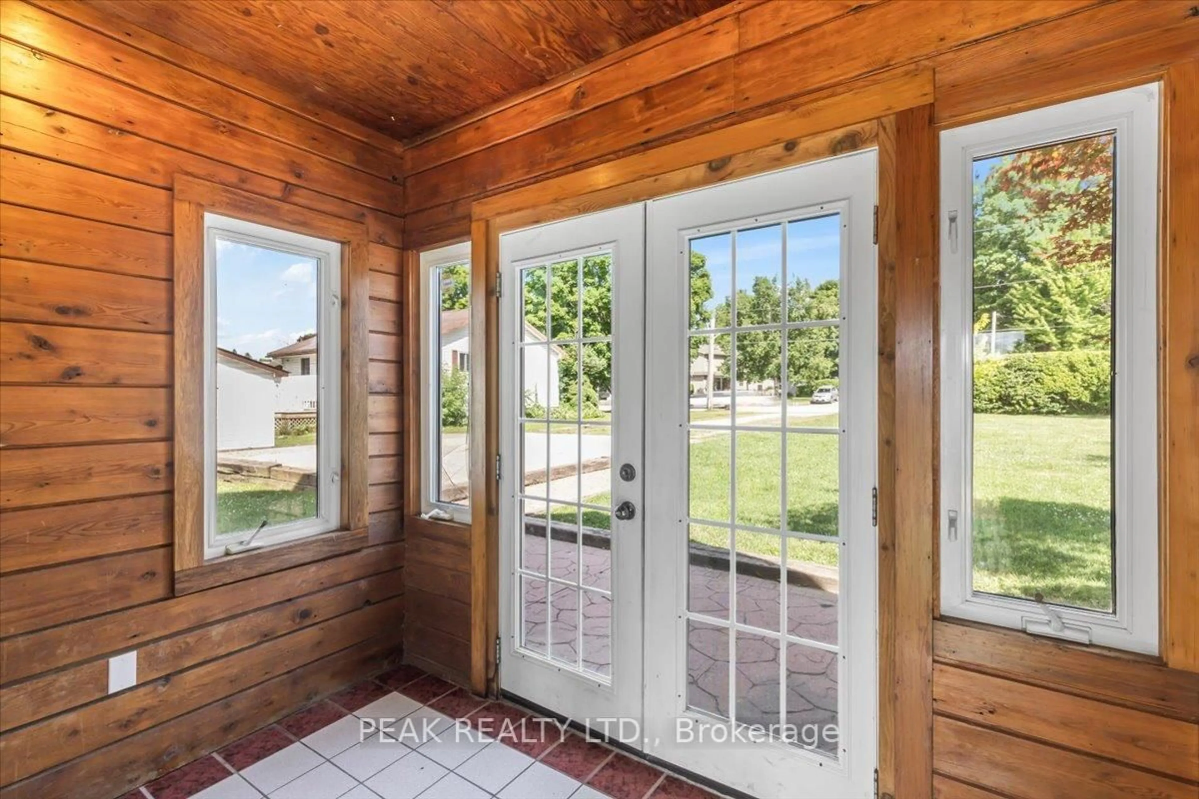 Indoor entryway for 101 King St, Kincardine Ontario N0G 2T0