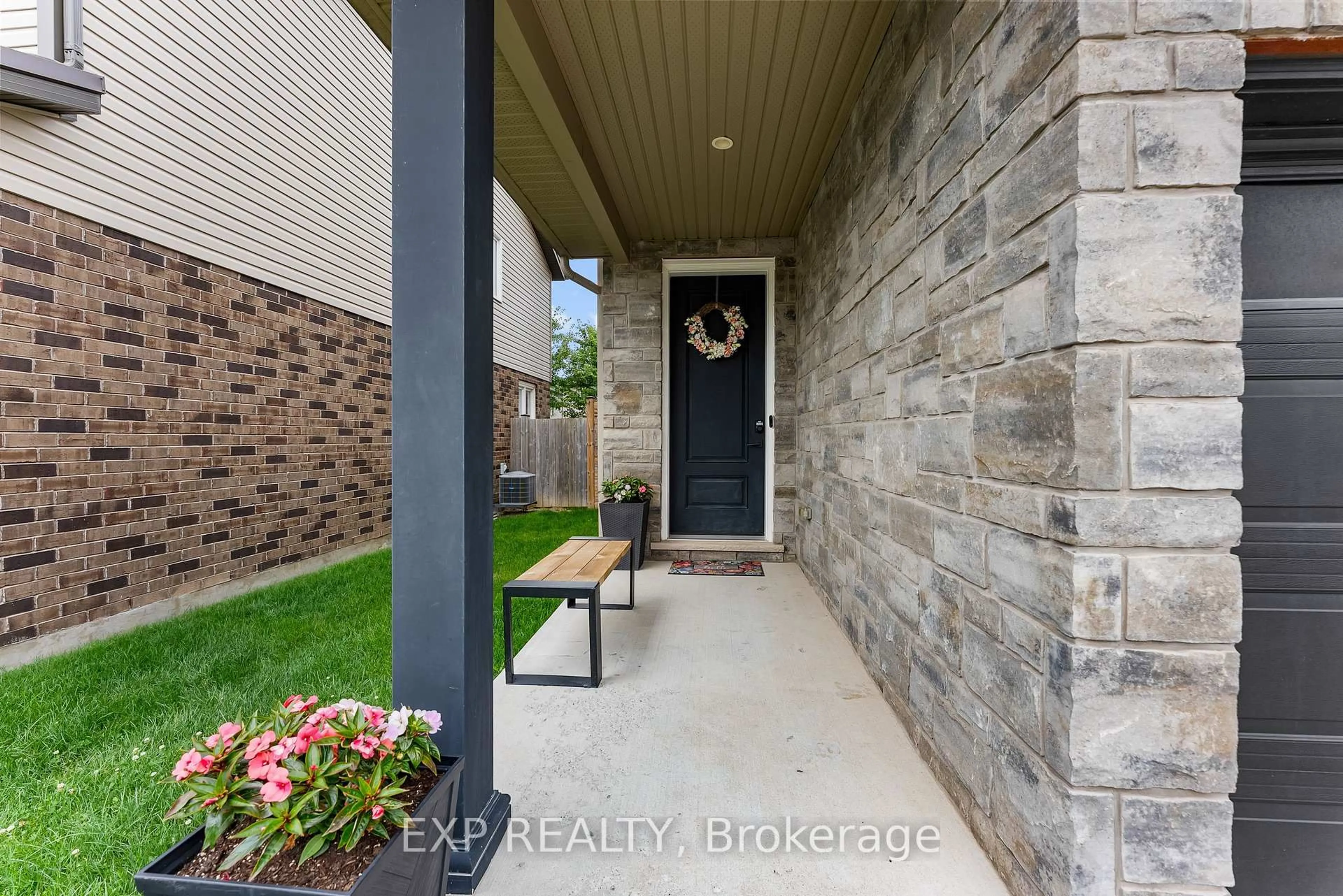 Indoor entryway for 6043 Wiens Blvd, Niagara Falls Ontario L2H 0J1