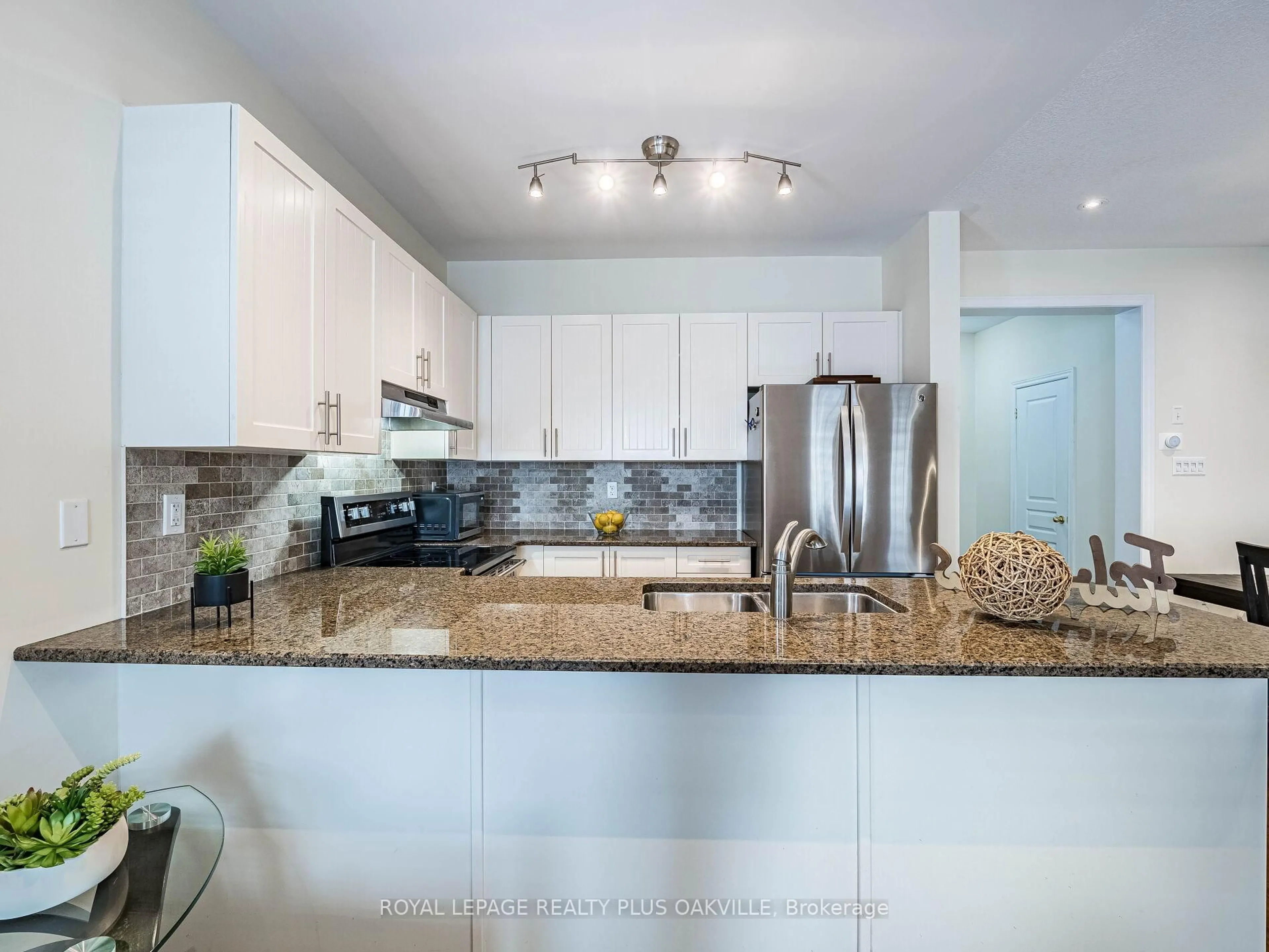 Open concept kitchen, ceramic/tile floor for 54 Nisbet Blvd #12, Hamilton Ontario L8B 0Y3
