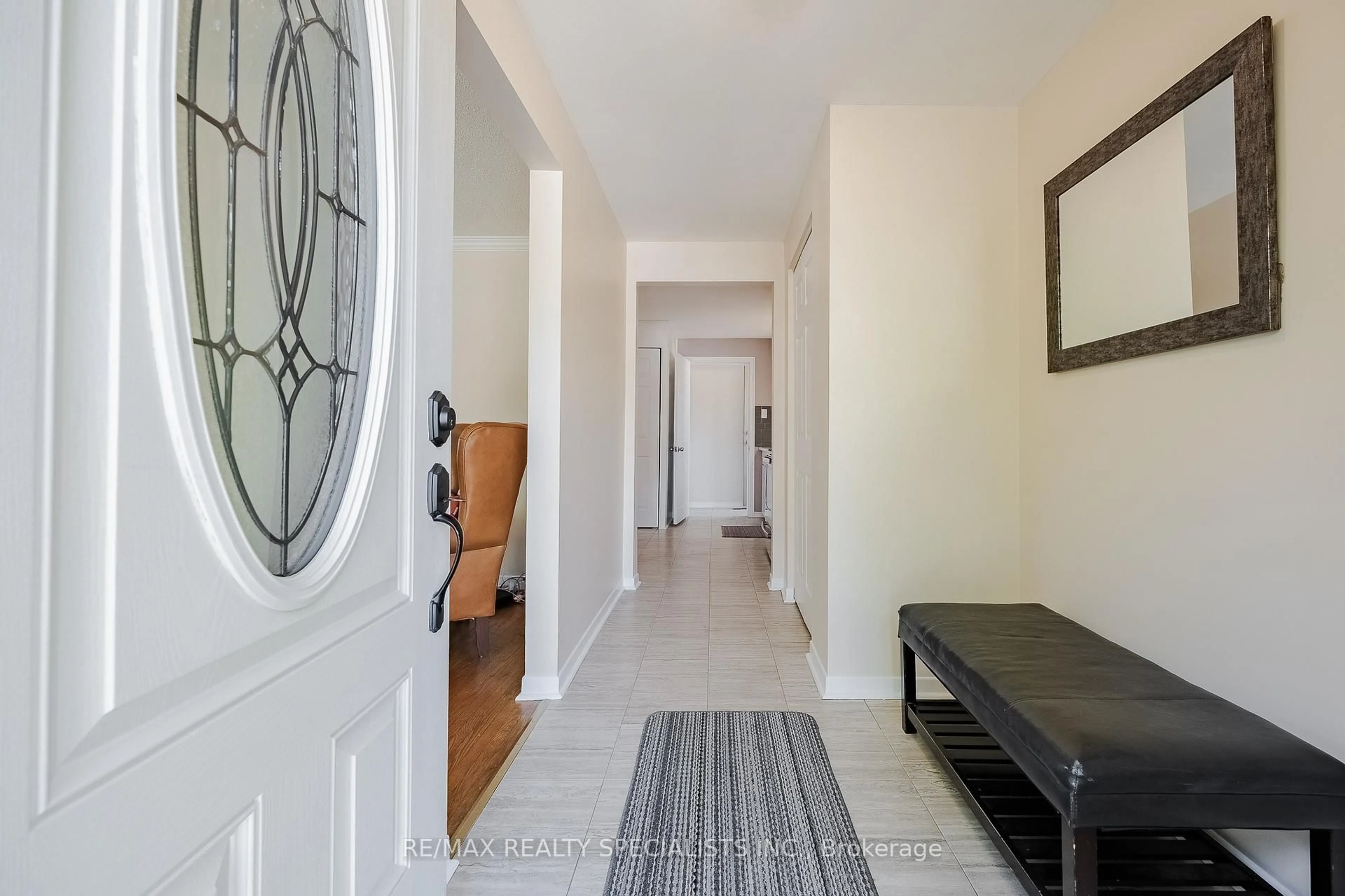 Indoor entryway for 211 Hazelglen Dr, Kitchener Ontario N2M 2E6