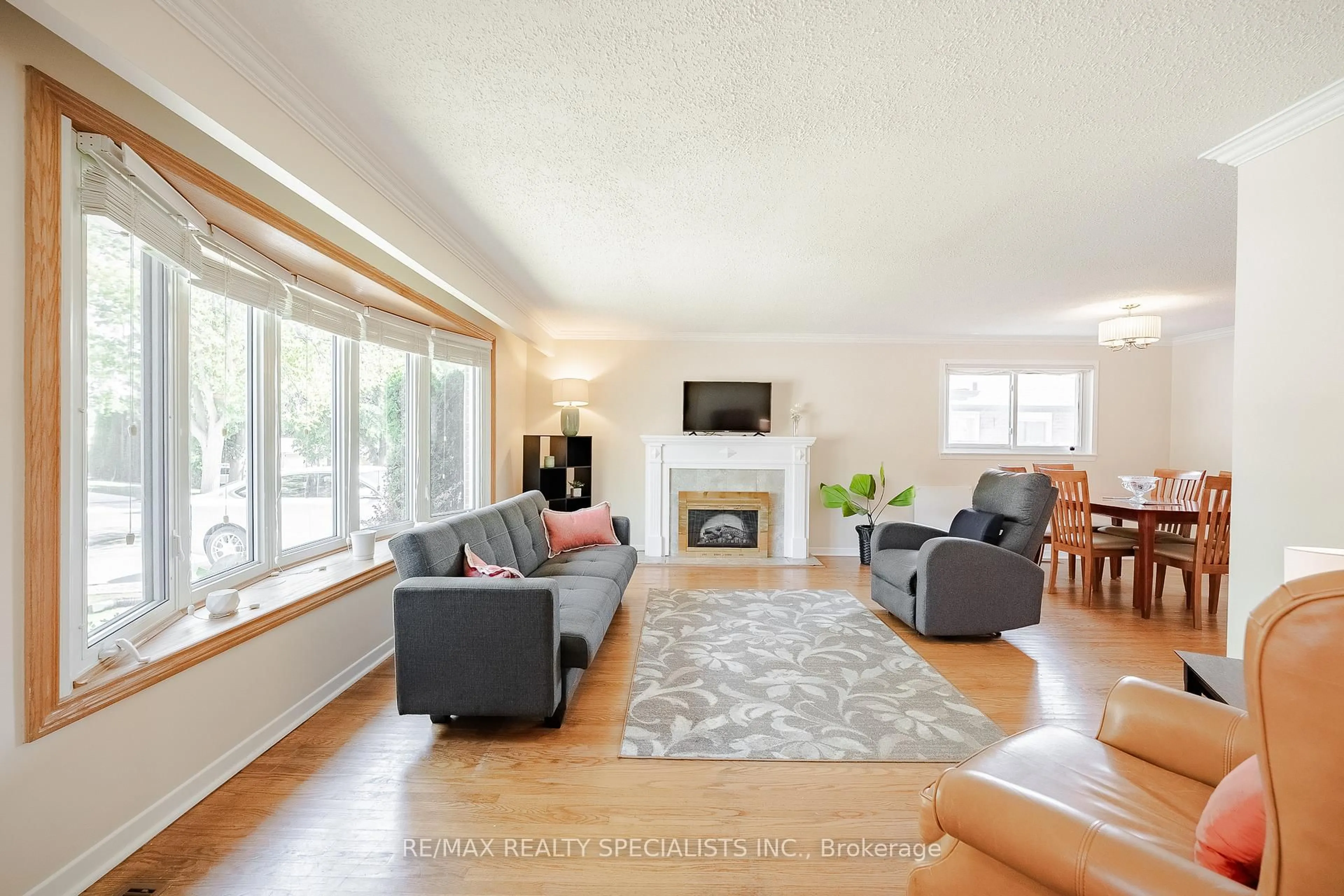 Living room with furniture, unknown for 211 Hazelglen Dr, Kitchener Ontario N2M 2E6